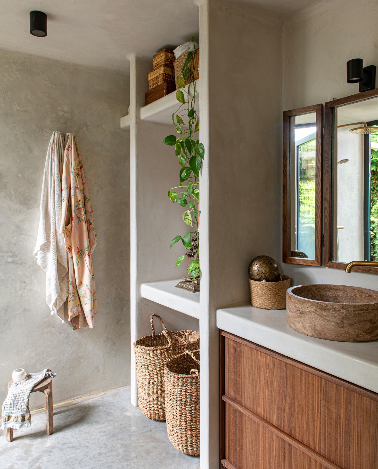 Notenhouten wastafelkast op maat gemaakt door Moonshine Interieur, natuurstenen wastafel via Etsy, spiegel rommelmarkt, kruk Ikea. Overig onbekend. vtwonen DIY special 08 | fotografie Caroline Coehorst