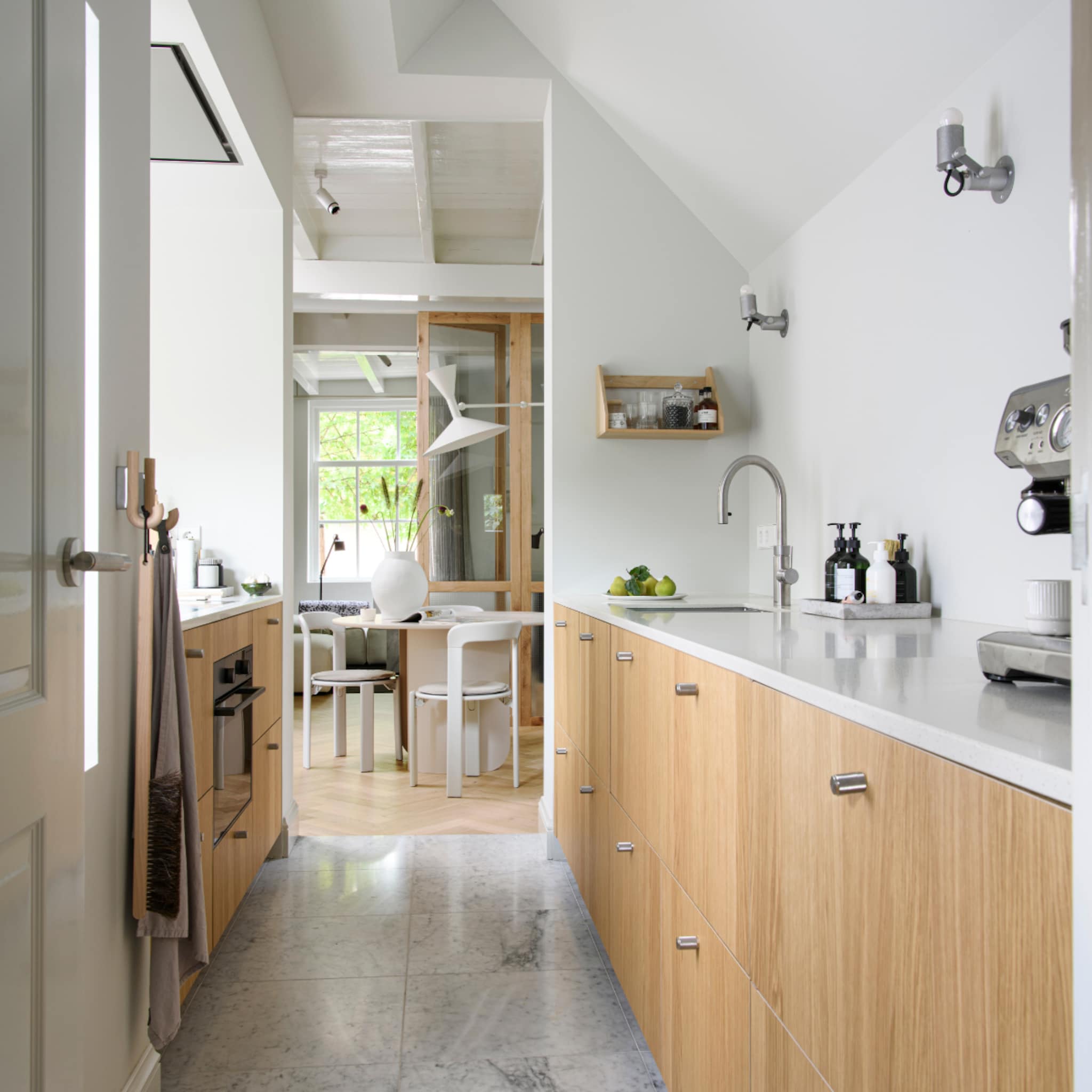 Witte keuken met houten onderkasten