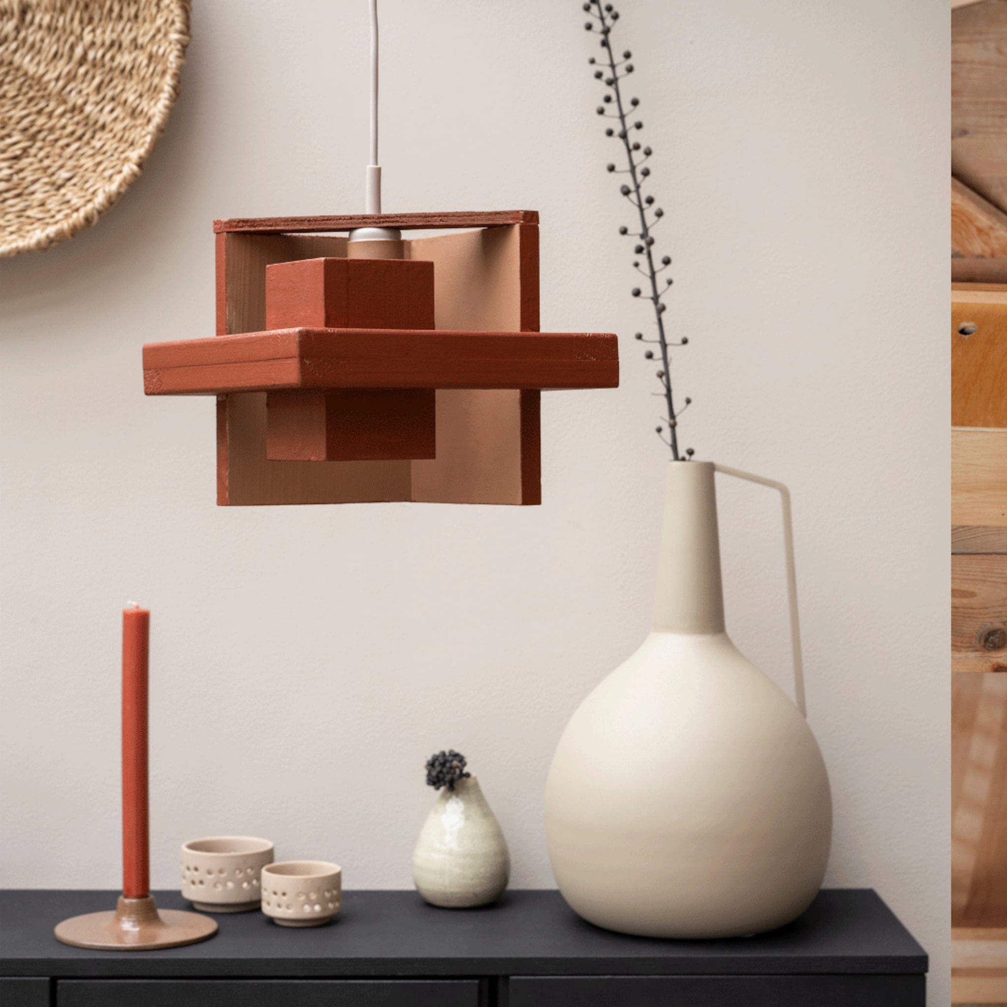 Kubistische lamp gemaakt van houten vogelhuisje