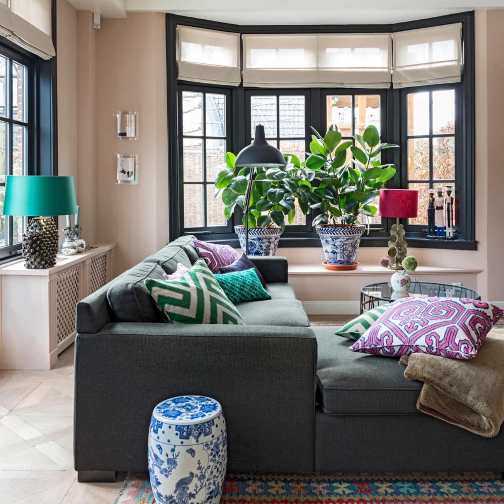 Woonkamer met een groene bank en kussens