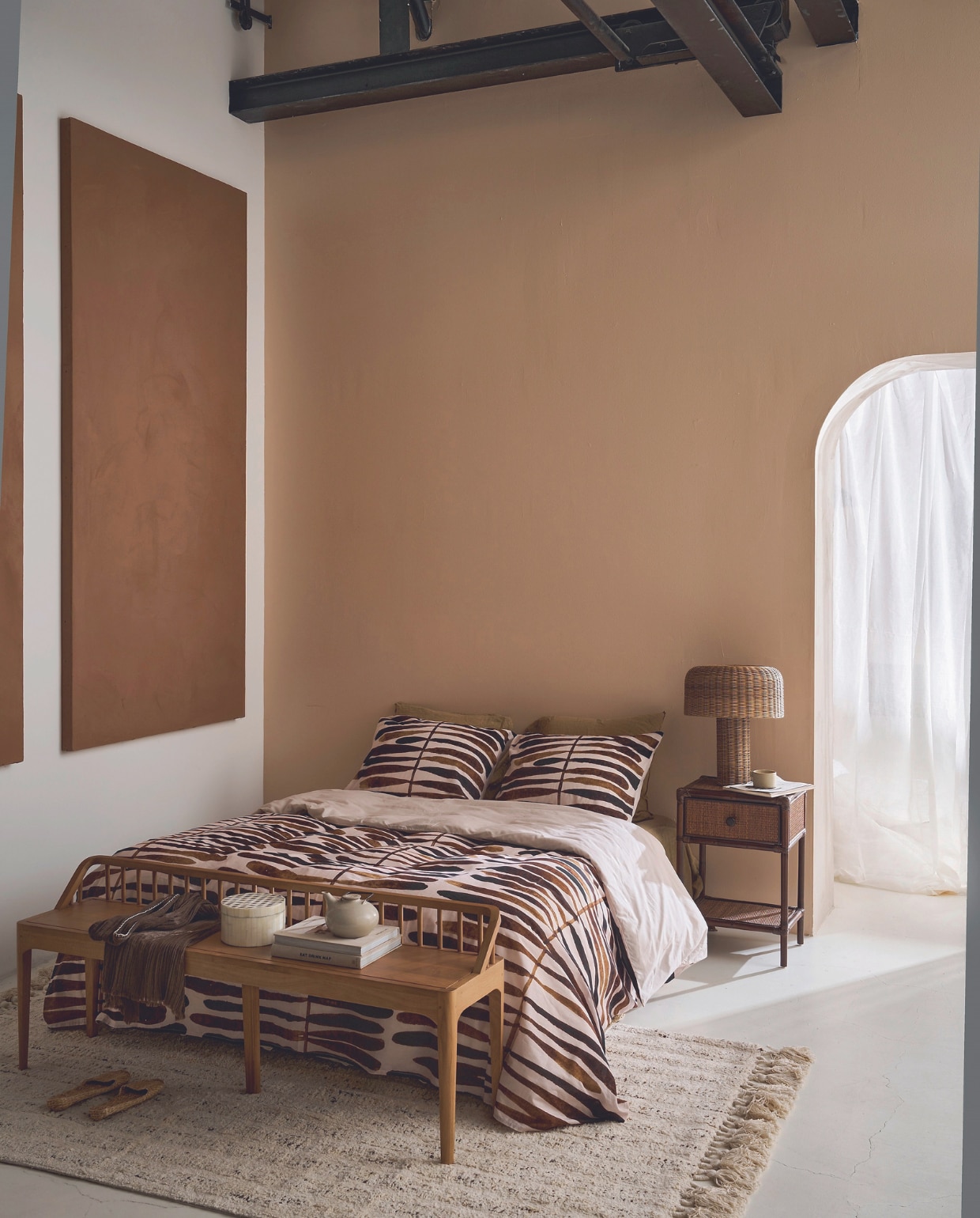 Katoenen dekbedovertrek Botanic Stripe in terra, 140x200/220 cm € 59,95, 200x200/220 cm € 109,95, 240x200/220 cm € 119,95 en 260x200/220 cm € 139,95. M.m.v. nordal.dk (nachtkastje, lamp, vloerkleed), ethnicraft.com (bankje). Overig privébezit. vtwonen 03-2024 | productie Tanja Saarberg | styling Cleo Scheulderman | fotografie Jeroen van der Spek | assistentie Aylin Citanak