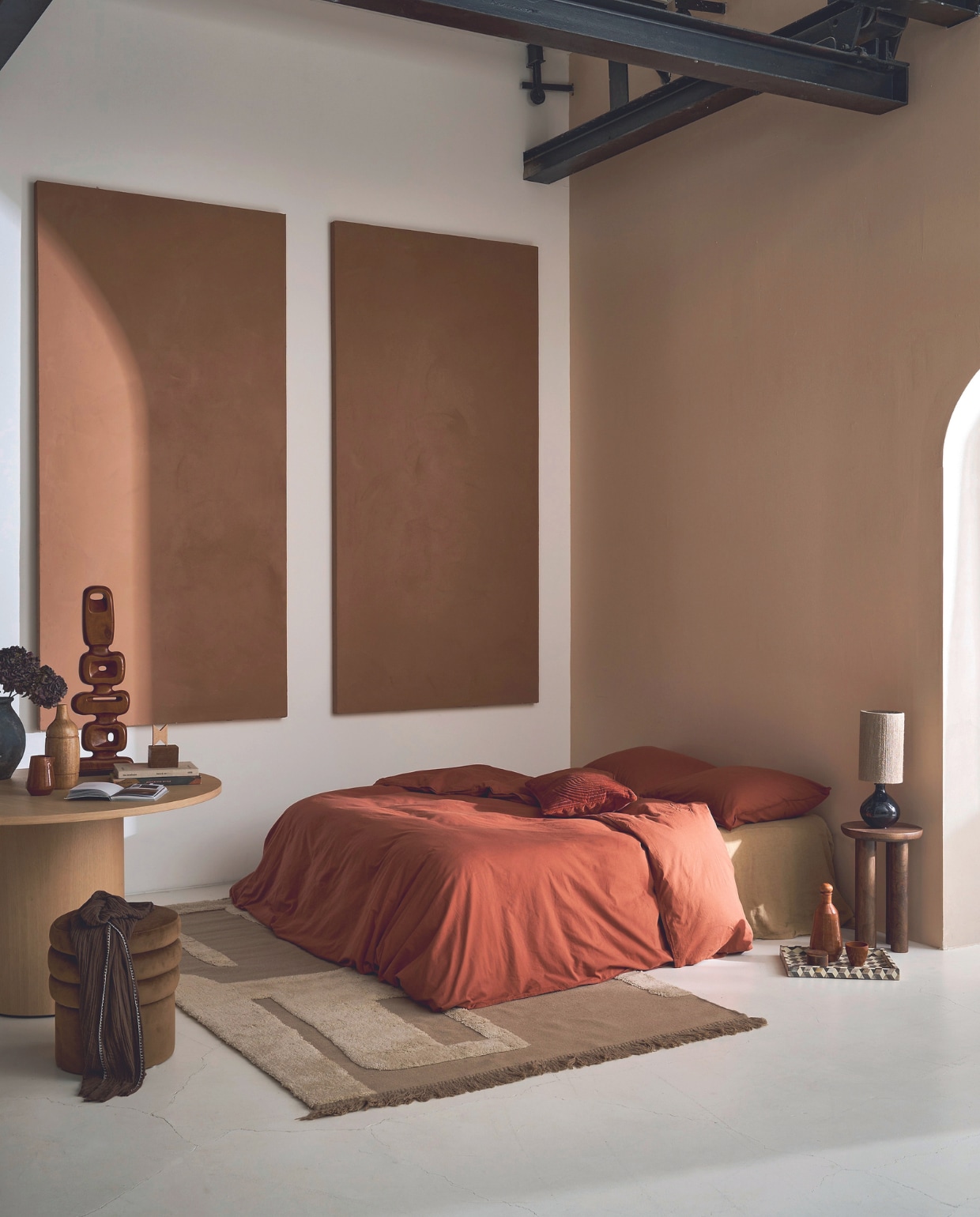 Stonewashed katoen dekbedovertrek Natural Stone in terra, 140x200/220 cm € 79,95, 200x200/220 cm € 149,95, 240x200/220 cm € 159,95 en 260x200/220 cm € 179,95. Katoenfluwelen kussen op bed Broom Bow in terra, 40x60 cm € 49,95. M.m.v. vtwonen.nl/shop (vloerkleed van Ferm Living, sculptuur van HKliving, fluwelen poef Dutchbone), nordal.dk (bijzettafel, terracotta fles en beker, lamp en bijzettafel). Overig privébezit. vtwonen 03-2024 | productie Tanja Saarberg | styling Cleo Scheulderman | fotografie Jeroen van der Spek | assistentie Aylin Citanak