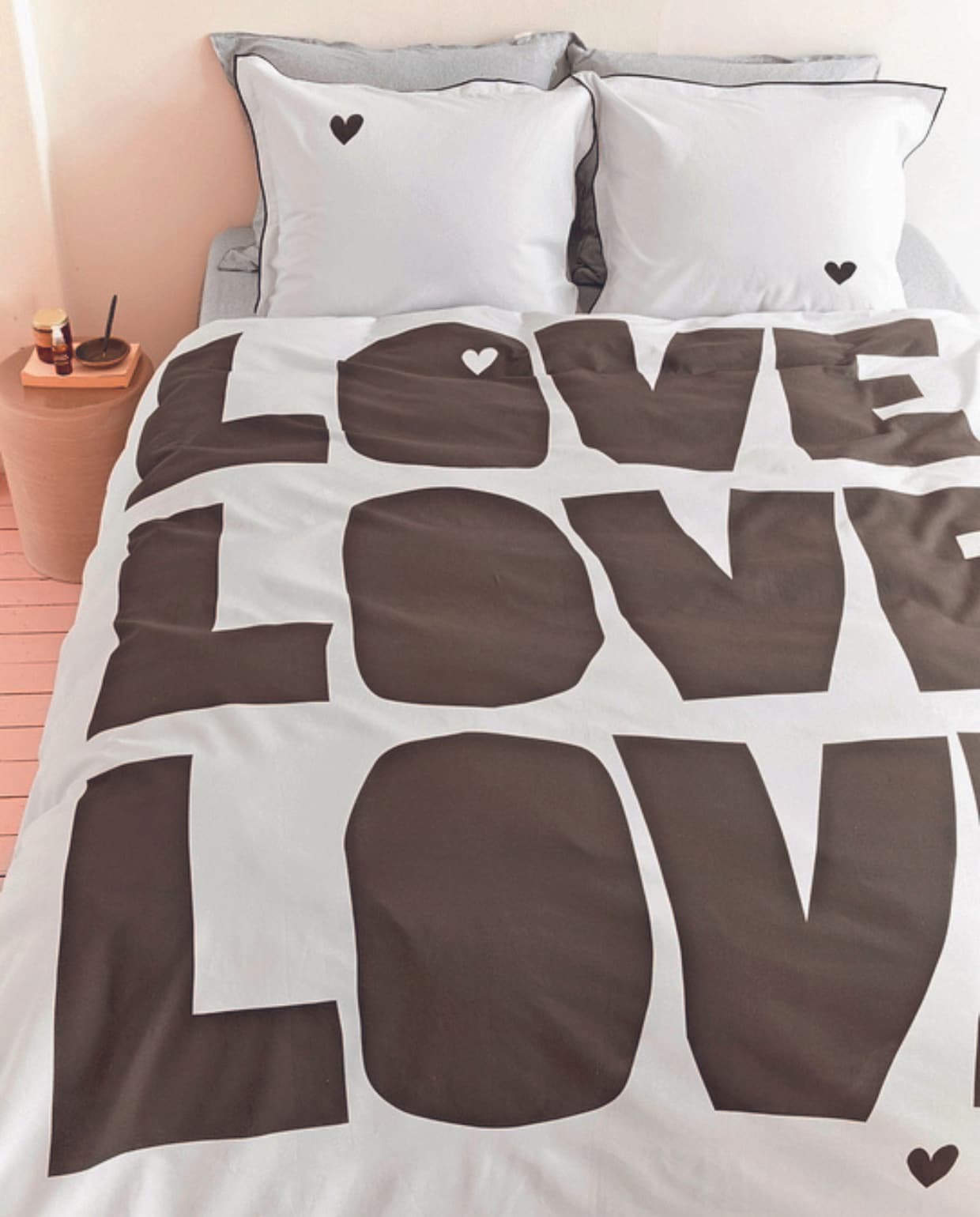 Katoenen dekbedovertrek Bold Love in naturel, 140x200/220 cm € 59,95, 200x200/220 cm € 109,95, 240x200/220 cm € 119,95. vtwonen 03-2024 | productie Tanja Saarberg | styling Cleo Scheulderman | fotografie Jeroen van der Spek | assistentie Aylin Citanak