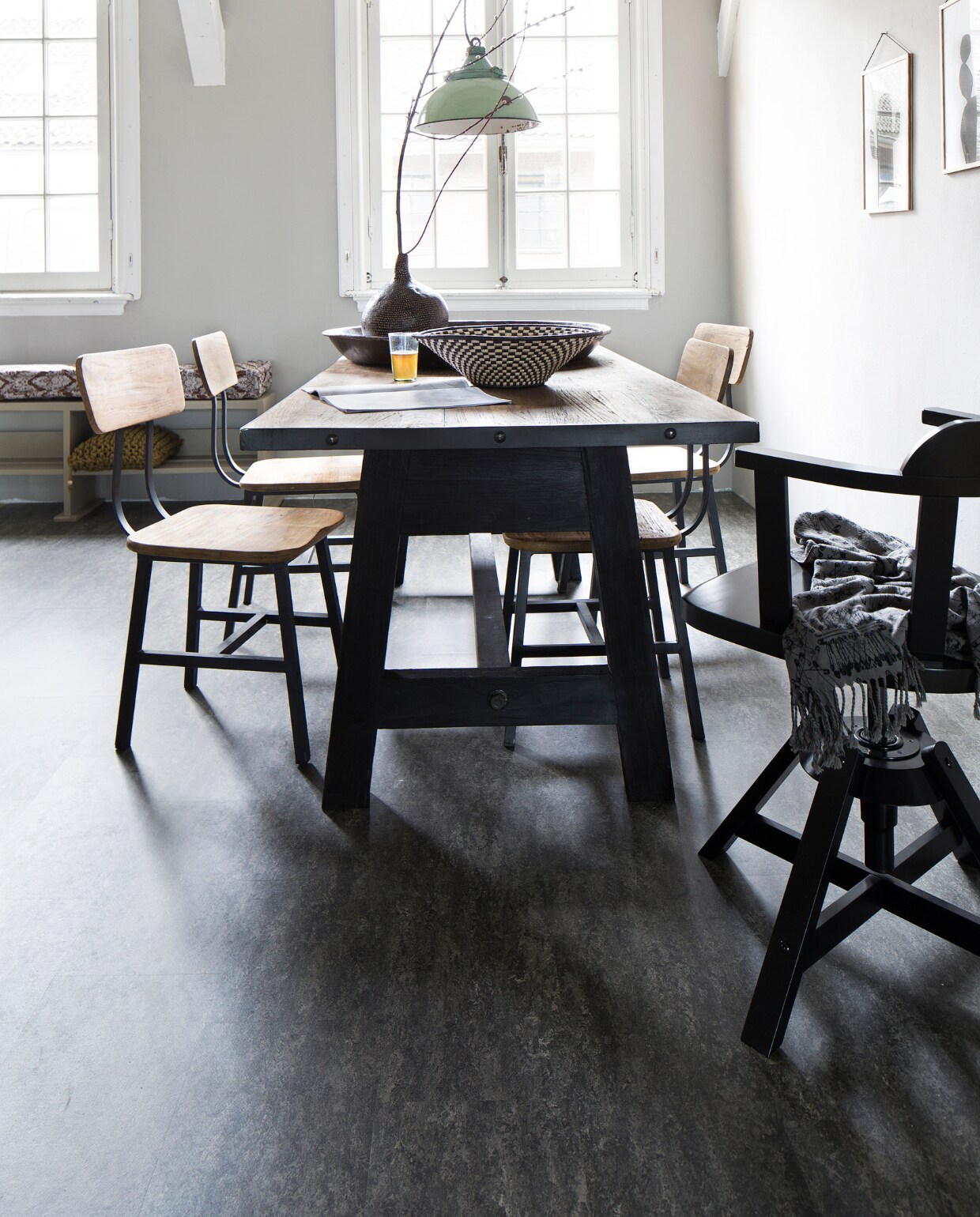 De Ru (muurverf Silver van Zoffany), Raw Materials (tafel, stoelen), De Weldaad (metalen schaal), From Africa with love (gevlochten schaal, pompoenvaas), Uit ’t Noorden (cactusprenten, lijsten), Blom &amp; Blom (hanglamp). Overig privébezit. vtwonen 07-2015 | fotografie Jansje Klazinga | styling  Frans Uyterlinde