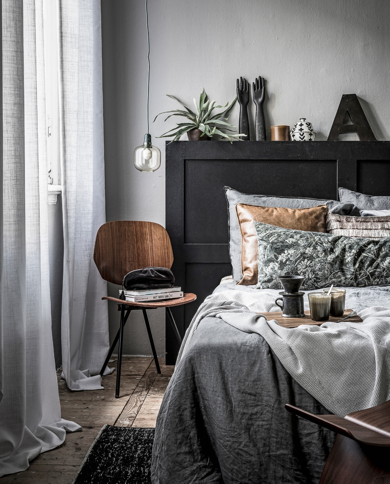 www.vtwonen.nl (lamp, dienblad), Neef Louis (stoel), Mobilia (kruk), Maison NL (tasje, zwart-witte pot), Rozenkelim (kleed), H&amp;M Home (dekbedovertrek, plaid, grijs kussen), Homestede (glazen), Six and Sons (koffiepot, bruine pot), Meker Wonen (kussen met bloemenprint, zwart-bruin kussen), De Weldaad (bruin leren kussen, zwarte handen, letter A). Boeken privébezit. vtwonen 09-2017 | fotografie Sjoerd Eickmans | styling Liza Wassenaar