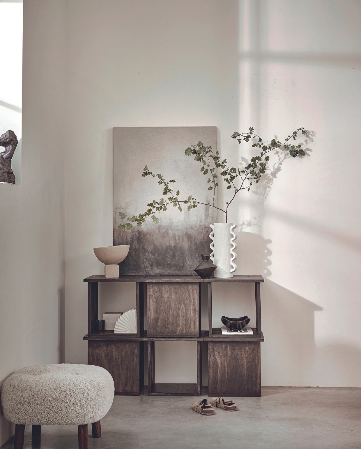 Voetenbank Little Petra van &amp;Tradition, prijs op aanvraag (justhaasnoot.nl). Ornament van Ferm Living € 199,- (vtwonen.nl/shop). Schaal op voet € 29,99, keramieken boekensteun € 14,99 (hm.com). Vaas met geschulpte handvaten € 39,99, (sissy-boy.com). Zwarte vaas € 39,99, sloffen € 39,99 (zarahome.com). Overig privébezit. vtwonen 03-2024 | styling Sanne Ketelaar | fotografie Peggy Janssen