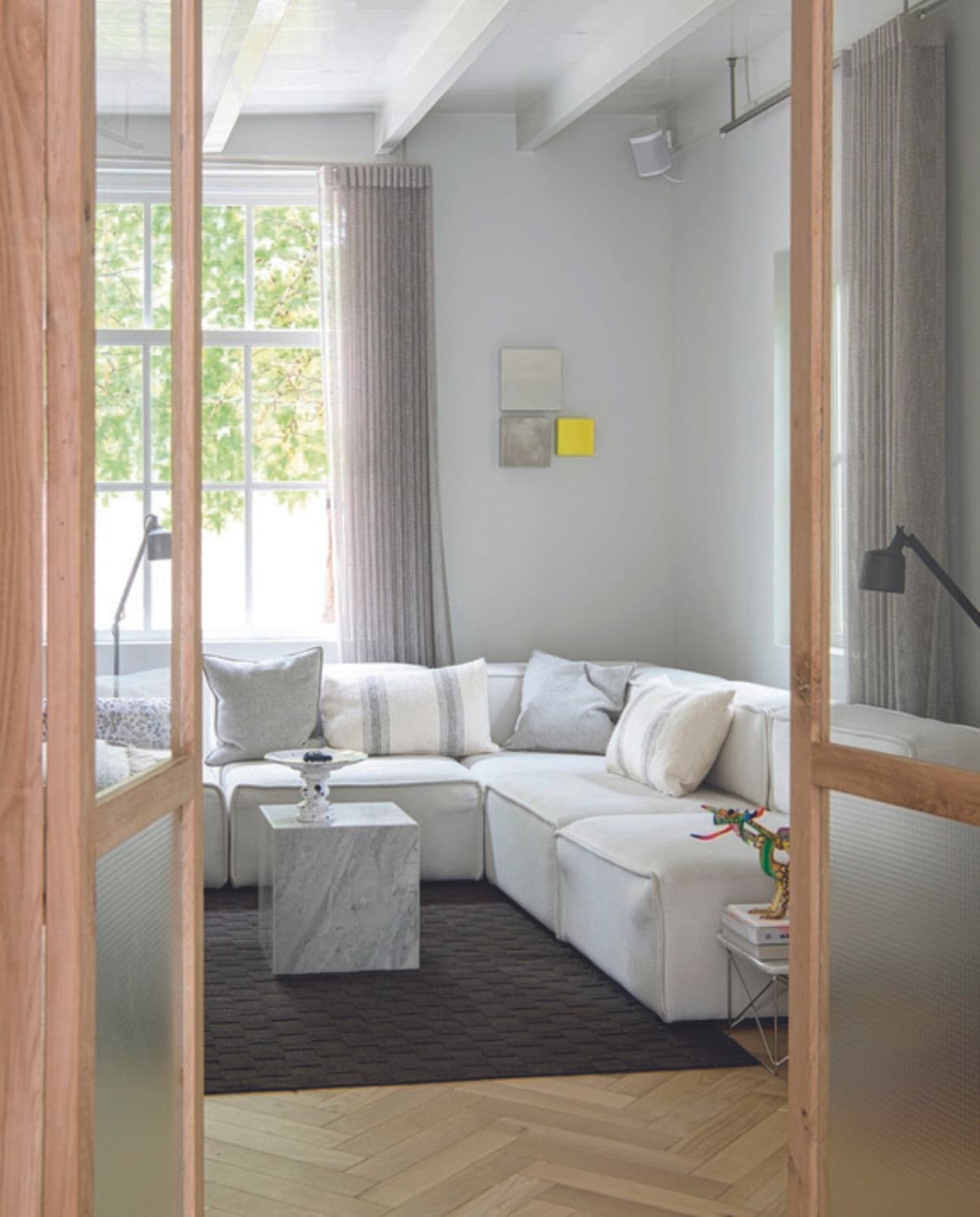Parket Fairwood, gaskachel Box 65 van Barbas Bellfires, lamp Vipp, bijzettafel Vitra, kunstobjecten uit Mexico, bank BoConcept, schaal Hollandsche Waaren. Overig onbekend. vtwonen 03-2024 | productie Insidehomepage | styling Esther Loonstijn | fotografie Louis Lemaire