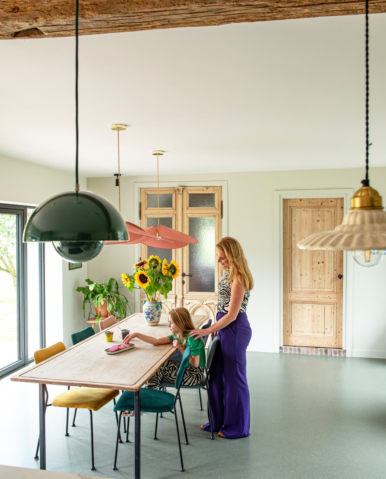 Tafel gekregen van vriendin, stoelen Benson van Zuiver. Kopjes HKliving, cakeplateau  H&amp;M, vaas @dekringloopzusjes. Roze lampen Georges Store in Sienna Intense, groene lamp Flowerpot, beige lamp Sissy-Boy. Deuren Marktplaats. Overig onbekend. vtwonen special 131-2024 | productie De Binnenkijkers | styling Jeske Weel | fotografie Caroline Coehorst