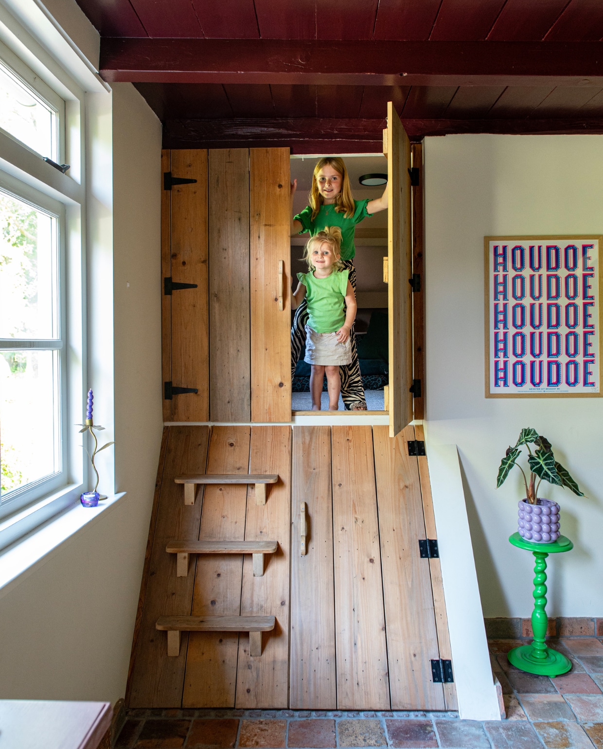 oster Houdoe van Studio Boot via Aaf Concept Store, bijzettafel overgeschilderd familiestuk, plantenpot Xenos. Hoge kaarsenstandaard anna+nina, lage kaarsenstandaard Aaf Concept Store. Kast familiestuk, tegels Marktplaats. vtwonen special 131-2024 | productie De Binnenkijkers | styling Jeske Weel | fotografie Caroline Coehorst