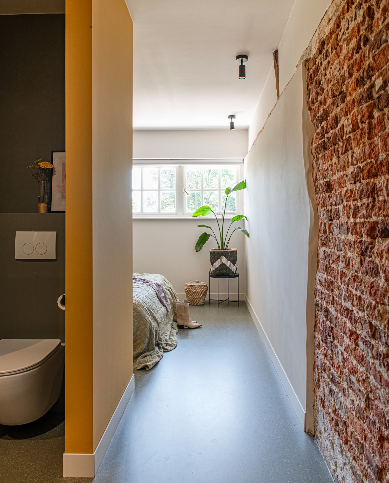 Muurverf India Yellow van Farrow &amp; Ball. Bed Made, bijzettafel Zuiver, lamp Søstrene Grene. vtwonen special 131-2024 | productie De Binnenkijkers | styling Jeske Weel | fotografie Caroline Coehorst