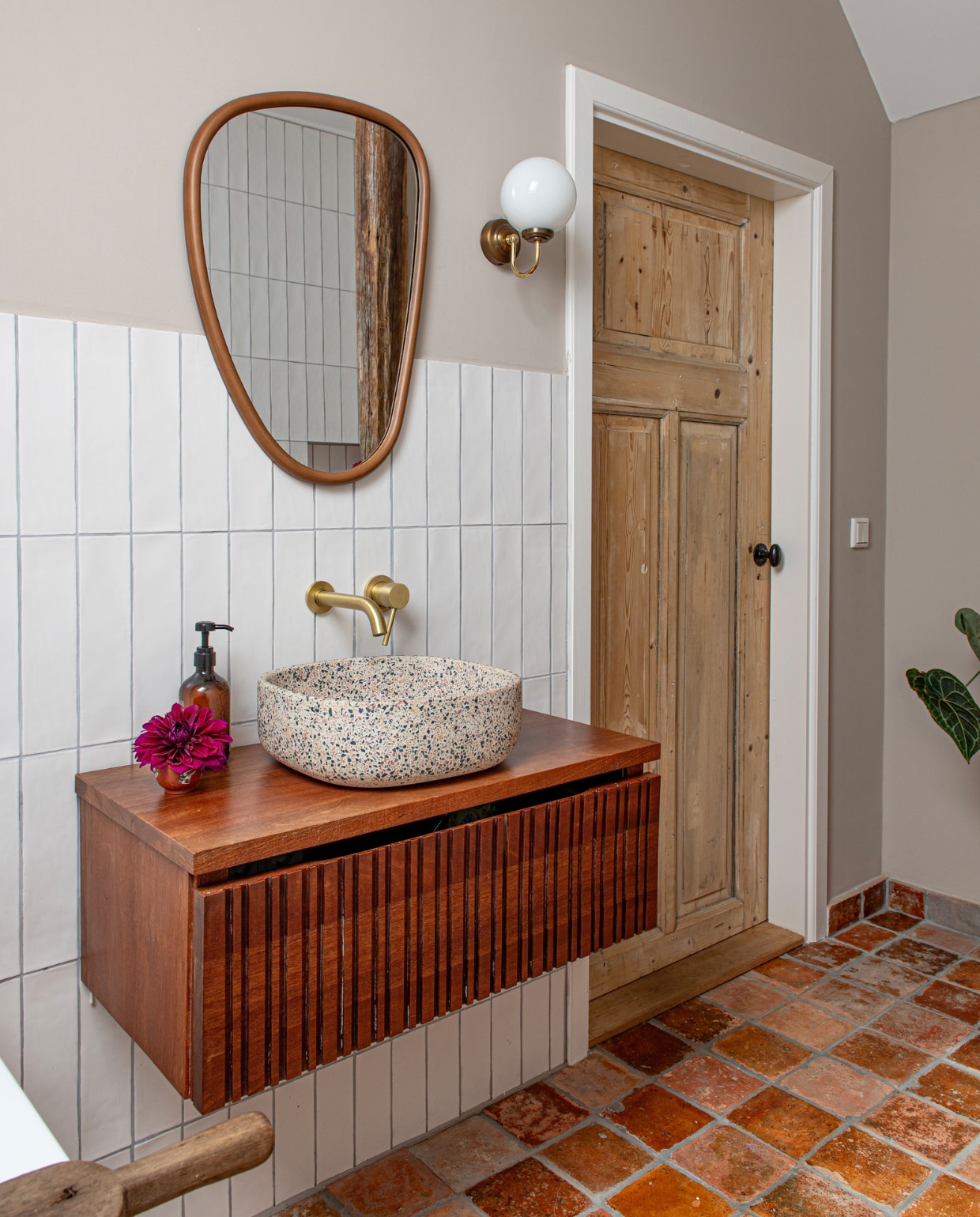 Badkamermeubel zelfgemaakt, wasbak Sklum, spiegel Zara, lamp @dekringloopzusjes. Tegels Tegels In Huis, kleur muur Elephant’s Breath van Farrow &amp; Ball, badplank oude kaasplank. vtwonen special 131-2024 | productie De Binnenkijkers | styling Jeske Weel | fotografie Caroline Coehorst