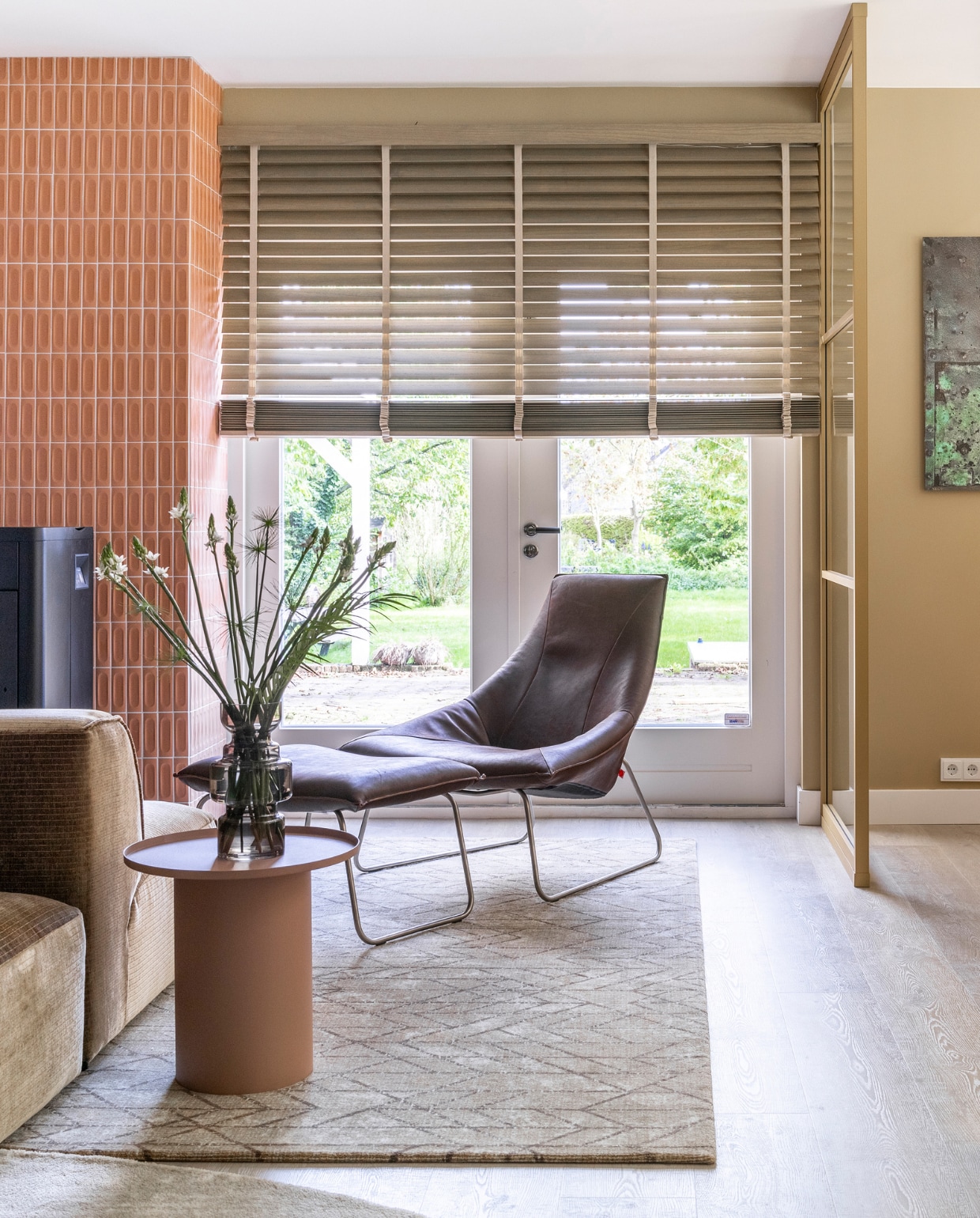Muurverf Sure Thing van Flexa Flexa. Muurverf (in de nis) Easy Peasy van Flexa Flexa. Houten tv-dressoir op maat gemaakt door Michiel Remmers, gelakt in de kleur Sure Thing van Flexa Remmers Design. Houten klepbank en planken op maat gemaakt door Michiel Remmers, gelakt in de kleur Easy Peasy van Flexa Remmers Design. Houten jaloezieën van Jasno in de kleur Grey Oil, elektrisch bedienbaar Jasno Shutters. Dubbele taatsdeuren en taatsdeur naar de keuken in kleur Goud van GewoonGers GewoonGers. Pvc-vloer Kratos van Bodiax Aanhuis.nl. vtwonen tegels by Douglas &amp; Jones: Chop Mattone 3D Decor, 5x15 cm Douglas &amp; Jones. Kunstwerk Portret van Marie Henneberg van Gustav Klimt uit de Oude Meesters Collectie, aluminum dibond mat, 90x90 cm Werk aan de Muur. Kunstwerk Verlaten metalen trap van Roman Robroek, art frame met zwart frame, 130x195 cm Werk aan de Muur. Elementenbank Noxx, stof Monty, 1,5-zits 100x71x101 cm, 2,5 zits 189x71x101 cm en hocker 70x42x101 cm Eijerkamp. Roze fauteuil Orange Slice, 84x70x80 cm Eijerkamp. Leren fauteuil Beal, kleur Chocolat met een geborsteld rvs onderstel Eijerkamp. Leren hocker Beal, kleur Chocolat met een geborsteld rvs onderstel Eijerkamp. Grijsbruin houten dressoir Basu van Basic Label, 200x86x46 cm (lxhxd) Basic Label. Vloerkleed Stones Balanced Beige Square 2 van Brinker Carpets, 155x150 cm Brinker Carpets. Vloerkleed Arrow Balanced Beige Square 2 van Brinker Carpets Brinker Carpets. Vloerkleed Swirl Nature Green Oval 5 van Brinker Carpets, 150x120 cm Brinker Carpets. Vloerkleed Concrete Balanced Beige Oval 1, 300x190 cm Brinker Carpets. Bruine salontafel Slit van Hay, 35,5x45 cm (hxØ) vtwonen. Roze bijzettafel Amalie van By Fonq, 45x45,5 cm (hxØ) vtwonen. Grijze bijzettafel Button van vtwonen, 45 cm (h) vtwonen. Plafondlampen Centris 4-lichts van Philips Hue, kleur zwart, materiaal metaal, 99x8,5x12,8 cm (lxbxh) Philips Hue. Vloerlamp Bolt 2-arm up Eijerkamp. Hanglamp Maze van Raw Materials, 31x60 x57 cm (hxbxd) vtwonen. Groen velours kussen Dot van Hay, 45x60 cm (hxb) vtwonen. Groene vaas Steps L van Polspotten, 50x35 cm (hxØ) vtwonen. Beige keramieken kandelaar Compolt van Hay, 14,5x13,5 cm Basic Label. Groene glazen vaas (op het tv-meubel) van vtwonen vtwonen. Haard, tafellamp (op het dressoir), tv, plaid, boeken en overige accessoires privébezit vtwonen Weer verliefd op je huis aflevering 6 seizoen 19 | styling Frans Uyterlinde | fotografie Margriet Hoekstra