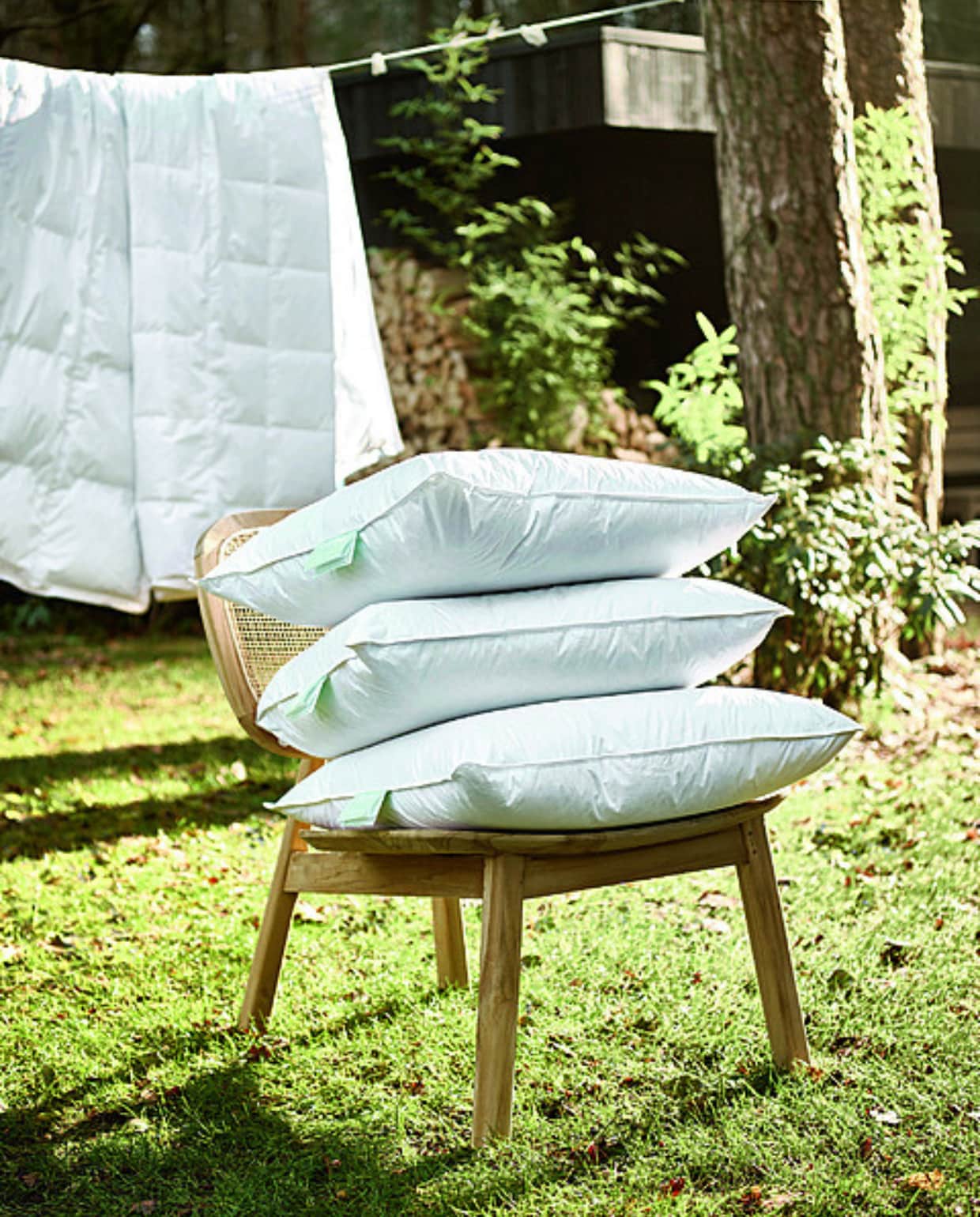Kussens The Sustainable One by vtwonen in Soft, Medium en Firm, vanaf € 83,95. Vierseizoenendekbed Dixxius Green Royal, verkrijgbaar in 140x220 cm, 200x220 cm, 240x220 cm en 260x220 cm, vanaf € 275,-.M.m.v. vtwonen.nl/shop (fauteuil van Kave Home). vtwonen 03-2024 | productie Tanja Saarberg | styling Sanne Ketelaar | fotografie Sjoerd Eickmans