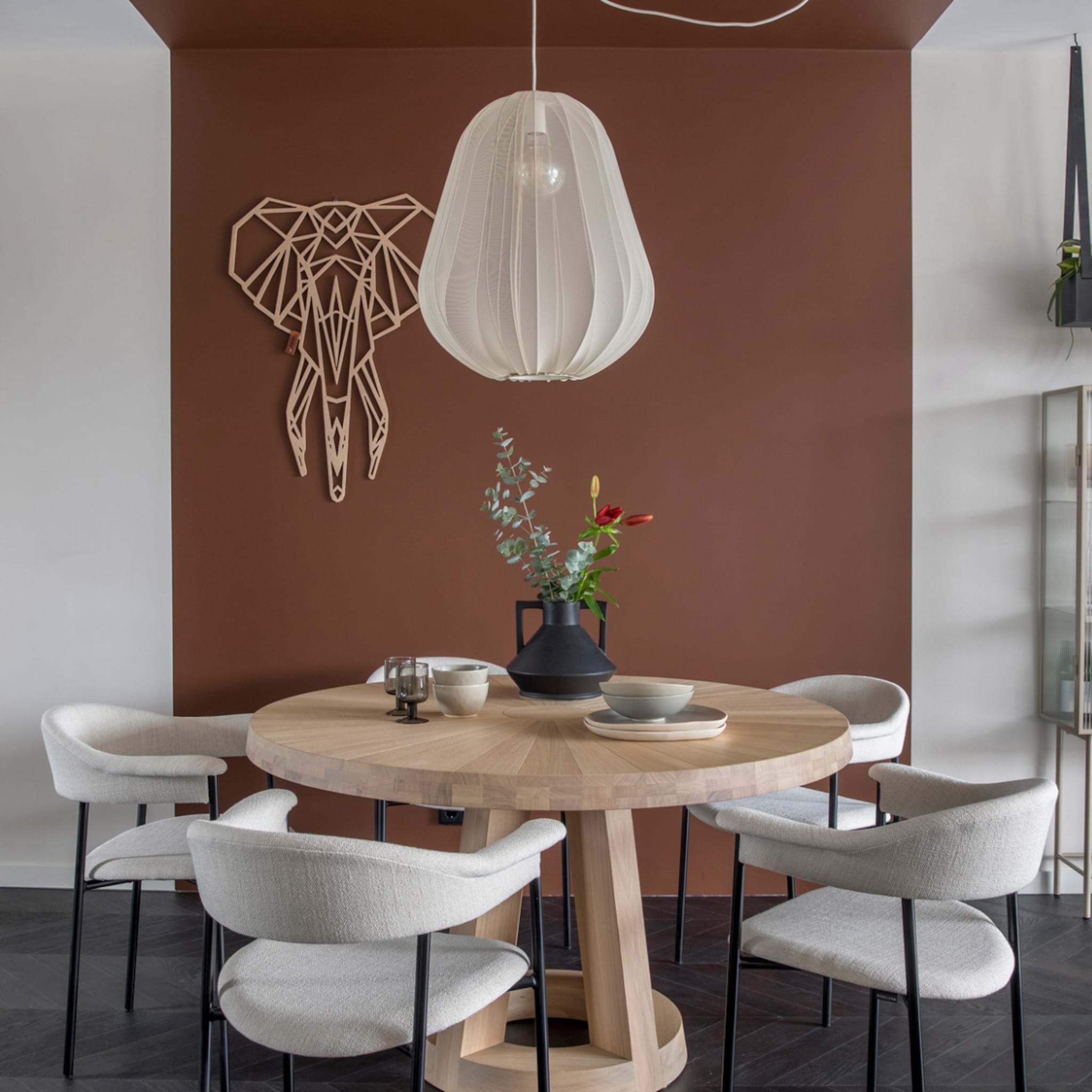 Ronde eettafel met een lange achterwand met kleurvak
