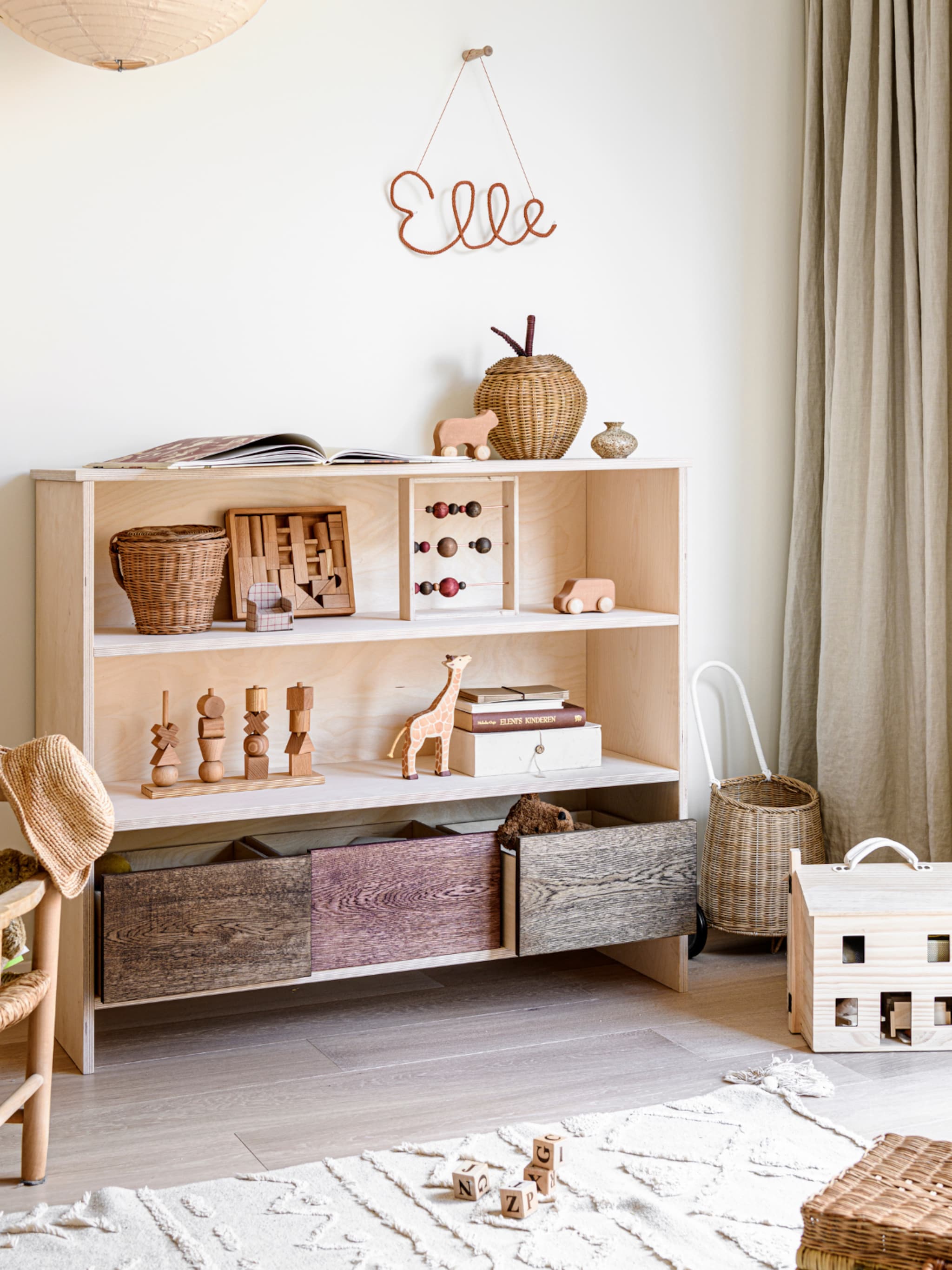 diy flexibele bakkenkast met blond en gebeitst hout