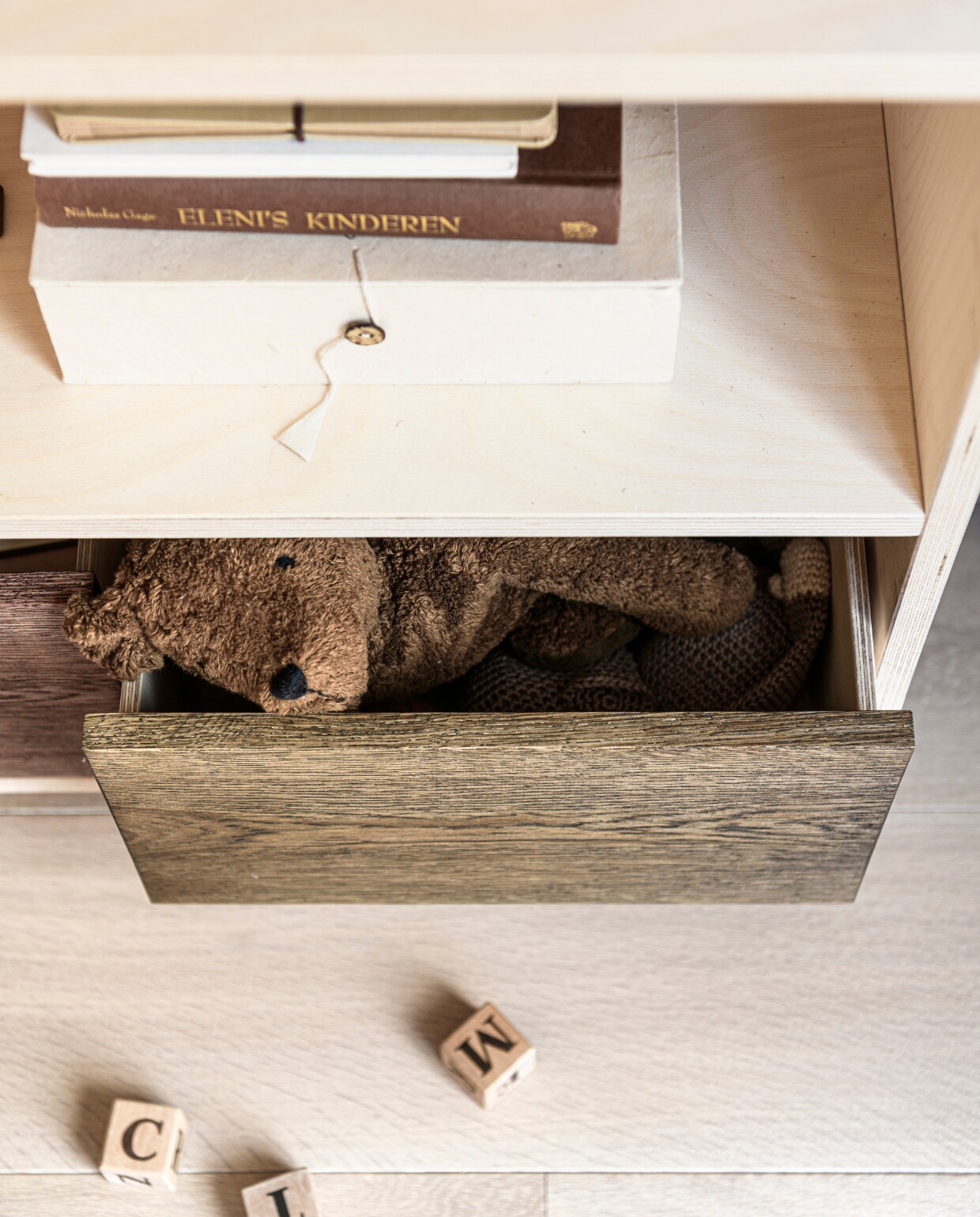Knuffelbeer Floppy van Senger (archive-store.nl). Papieren doos (suhka.nl). Overig privébezit. vtwonen 2021-09 DIY 3 | ontwerp &amp; styling Kim van Rossenberg | fotografie Sjoerd Eickmans | uitvoering Richard van Meerveld | assistentie Sanne Ketelaar | locatie ontwerp van Avenue Design Studio