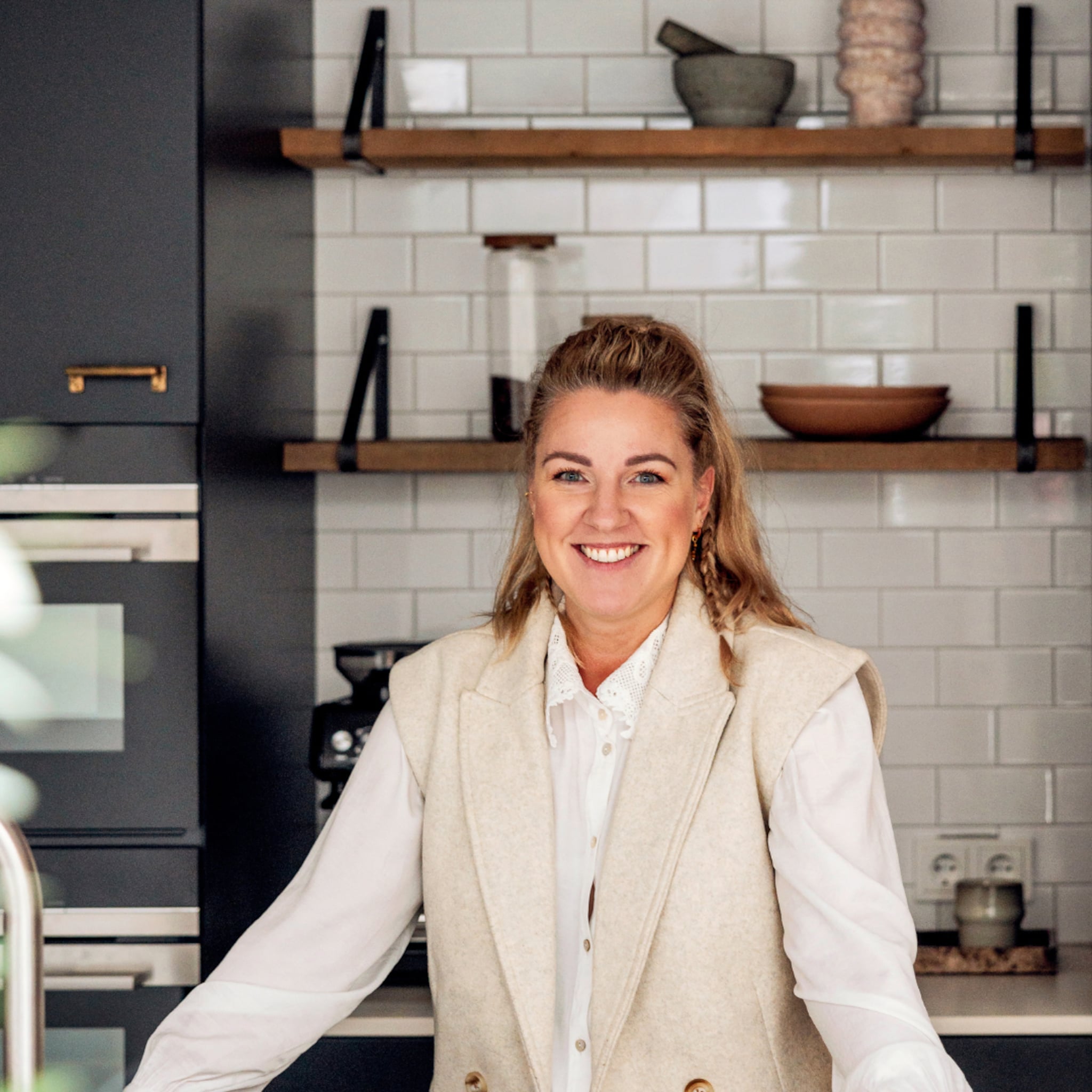 Kijk binnen in de woning van Amber met een zwarte keuken met een wit aanrechtblad