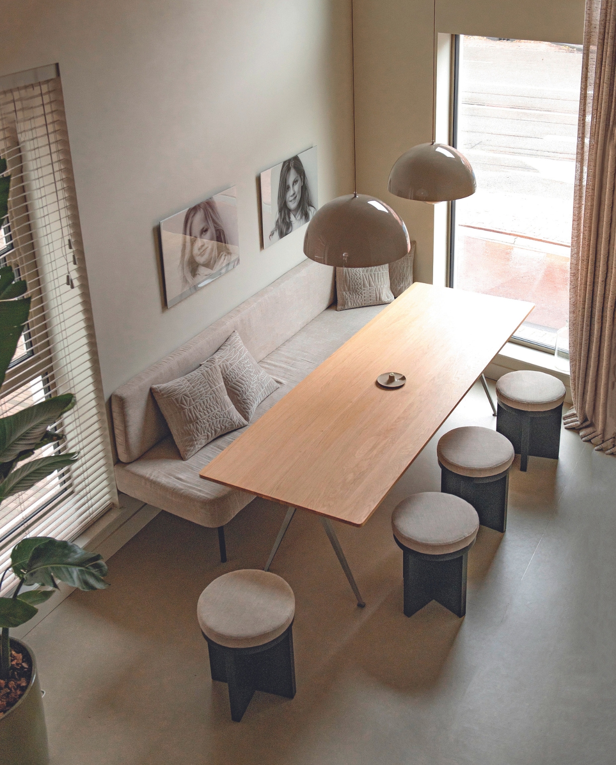 1 Hanglampen Flowerpot van &amp;Tradition, eettafel Hay. Bank en krukken op maat gemaakt naar eigen ontwerp. Plant ByDennis, muurverf Shaded White van Farrow &amp; Ball, vloer vtwonen 016 Kwarts van Marmoleum. Overig onbekend. vtwonen 03-2024 | productie De Binnenkijkers | styling Jeske Weel | fotografie Caroline Coehorst
