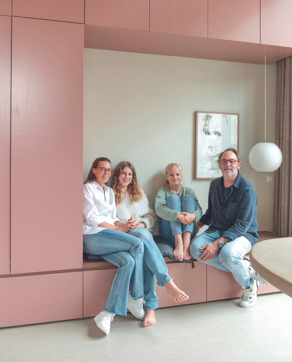 De bewoners: Marjolein (48, zelfstandig trainer en coach), Arjan (50, eigenaar Hooks Creative), Juule (14), Lucy (12) vtwonen 03-2024 | productie De Binnenkijkers | styling Jeske Weel | fotografie Caroline Coehorst