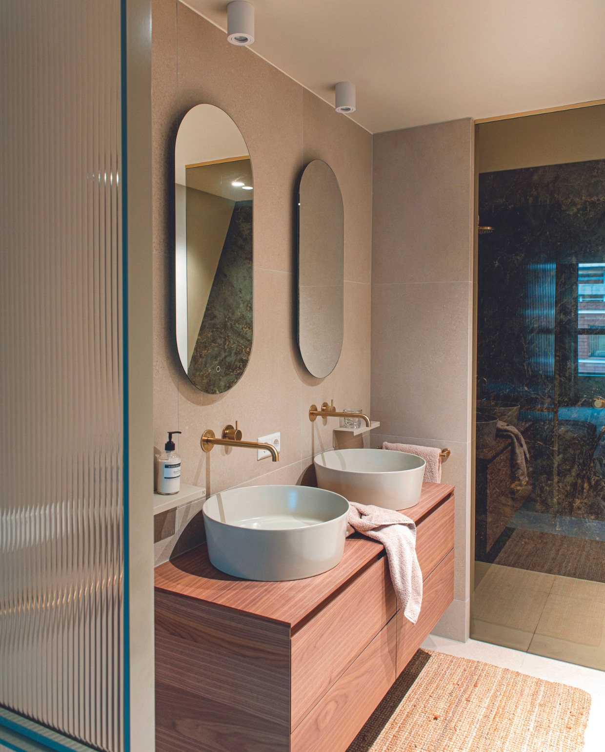 Badkamermeubel, wastafels, kranen, spiegels en plafondspots onbekend via installateur. vtwonen 03-2024 | productie De Binnenkijkers | styling Jeske Weel | fotografie Caroline Coehorst
