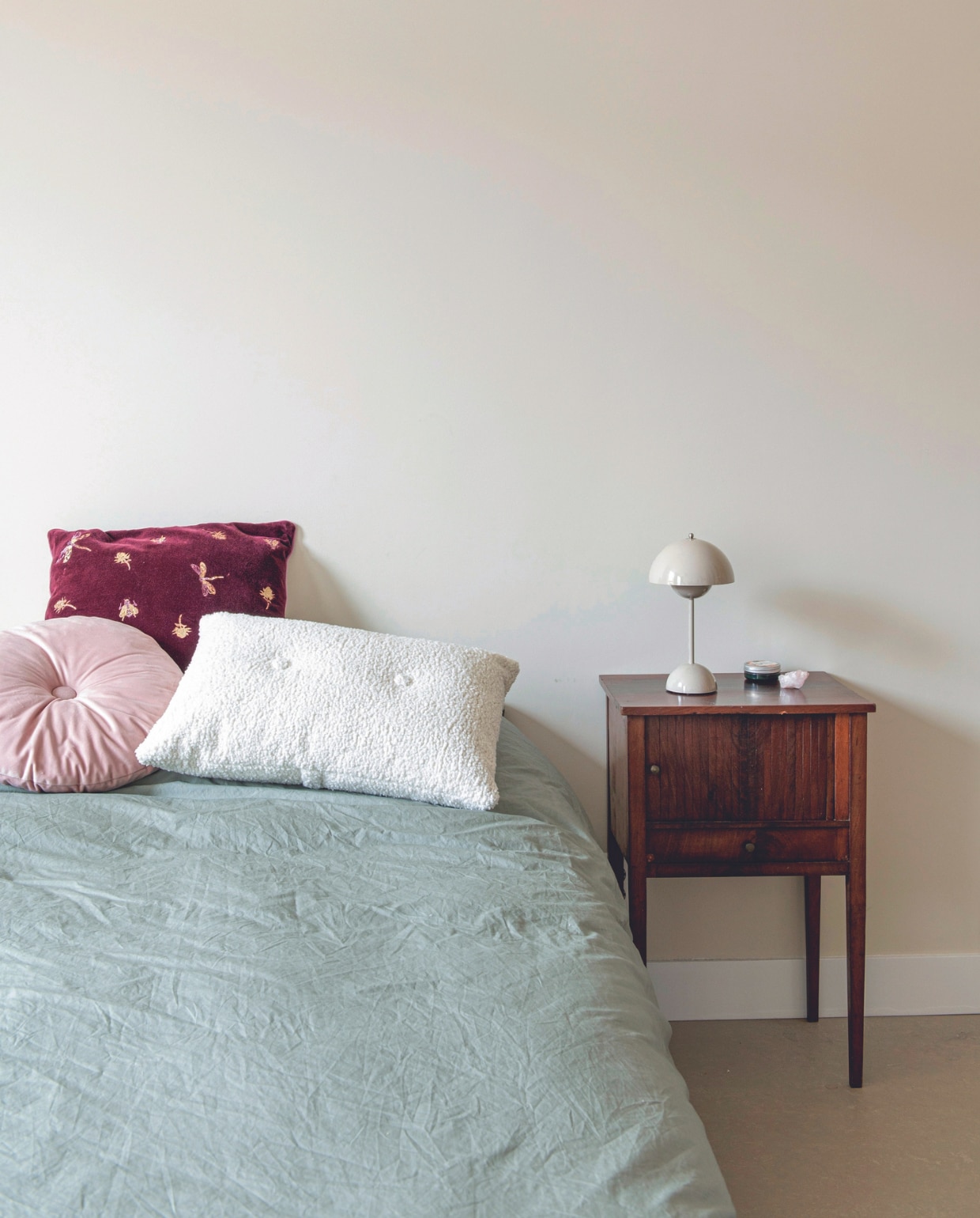 Nachtkastje erfstuk, lamp Flowerpot van &amp;Tradition, kussens Sissy-Boy, dekbed Hema, muurverf Shaded White van Farrow &amp; Ball. vtwonen 03-2024 | productie De Binnenkijkers | styling Jeske Weel | fotografie Caroline Coehorst