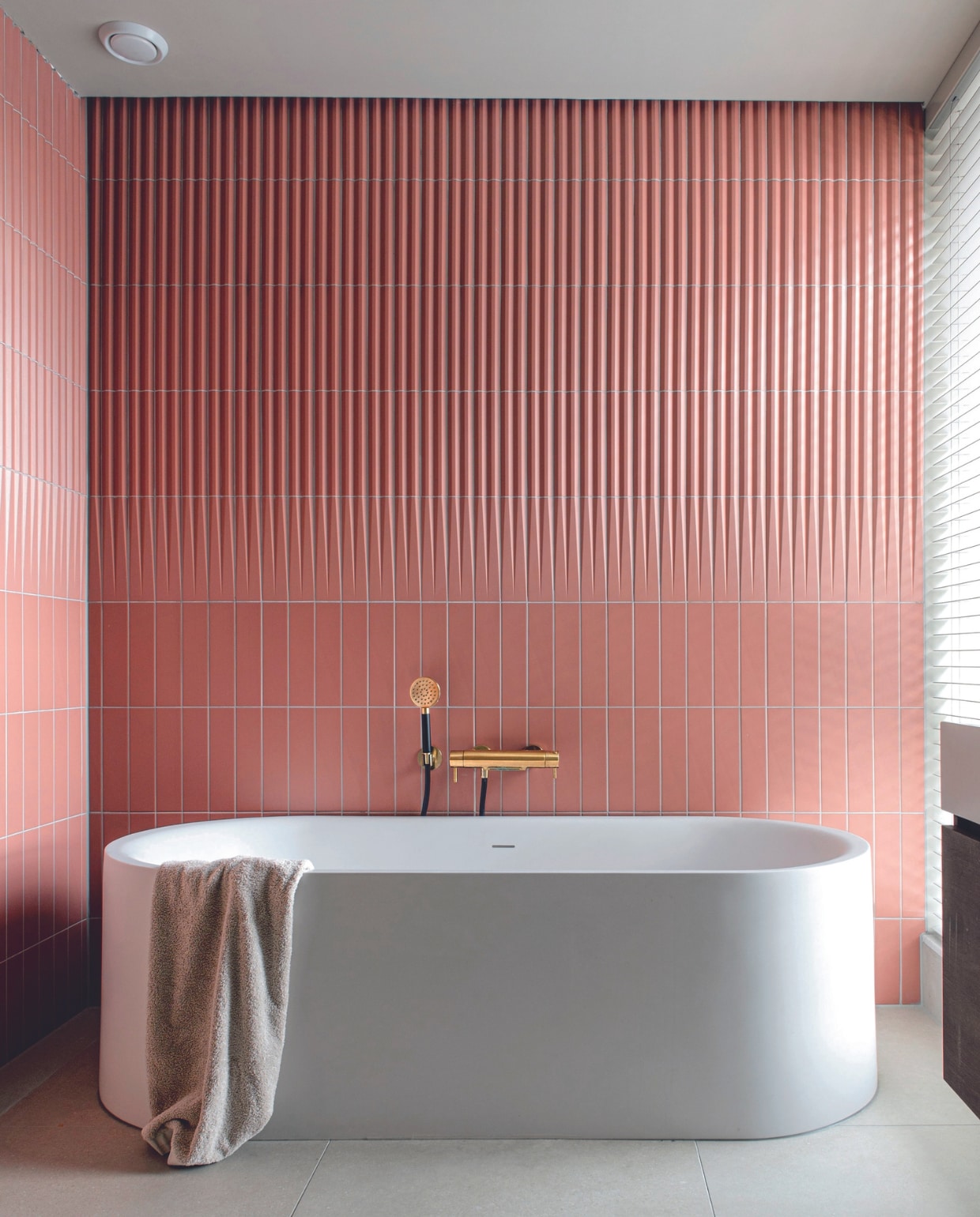 Wandtegels Kol Tegels &amp; Sanitair, handdoek Hema. Bad, kraan en vloertegels onbekend via installateur. vtwonen 03-2024 | productie De Binnenkijkers | styling Jeske Weel | fotografie Caroline Coehorst