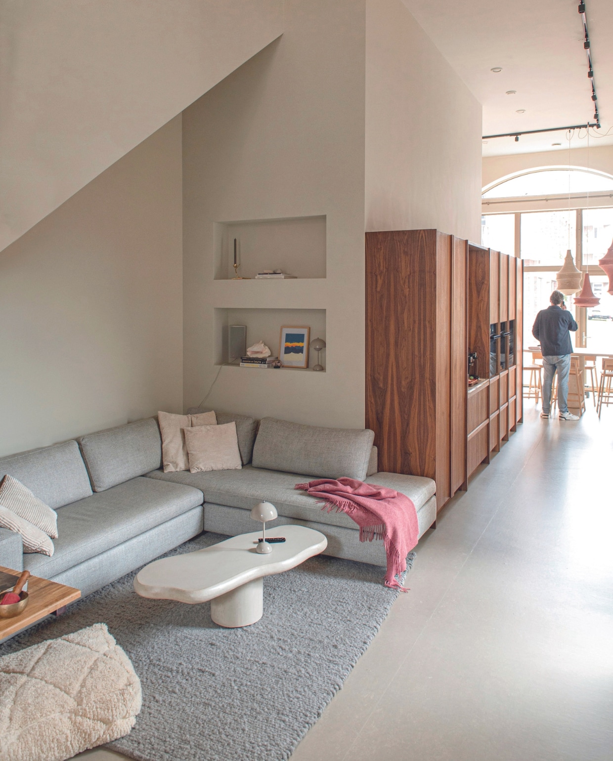 Bank Dotshop, kussens gemaakt van overgebleven linnen behang, plaid Van Buren. Salontafel en eettafel Arredoo, tafellamp Flowerpot van &amp;Tradition, poef Just Another Shop, vloerkleed Hay, vloer vtwonen 016 Kwarts van Marmoleum. Keuken eigen ontwerp, gemaakt door Gebroeders De Wilde, wandtegels Kol Tegels &amp; Sanitair, apparatuur Siemens, hanglampen Hamimi. Overig onbekend. vtwonen 03-2024 | productie De Binnenkijkers | styling Jeske Weel | fotografie Caroline Coehorst