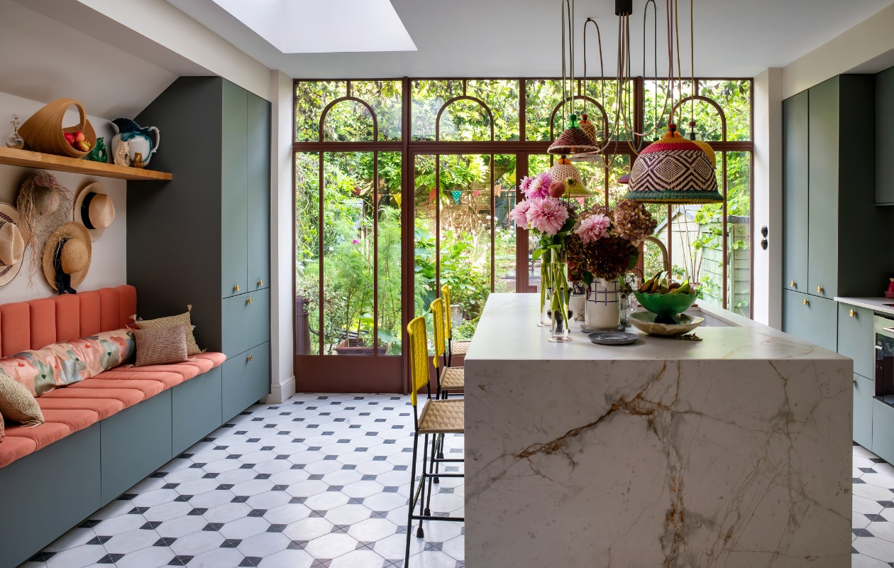 Keuken samengesteld van Metod-kasten en Bodarp-fronten van Ikea, deurknoppen van Dowsing &amp; Reynolds en een dekton blad. Hanglampen Eperara Siapidara van Pet Lamp, barkrukken Imandeco. Inbouwbank bekleed met stof van Pierre Frey, langwerpig rugkussen door Karine gemaakt van een obi: een Japanse zijden riem. Overig onbekend. vtwonen special 131-2024 | productie Photofoyer | fotografie Benedicte Drummond | styling Fiona Evans