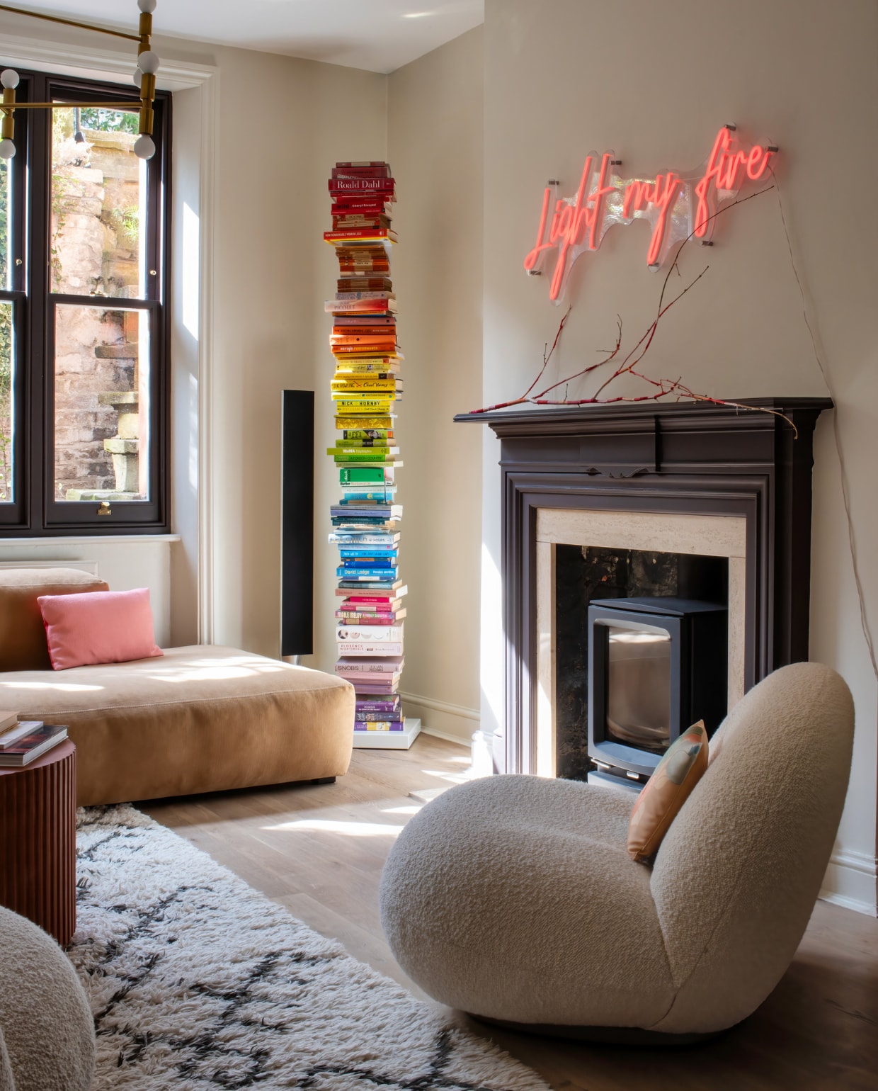 Bank Hay, boekentoren Ptolomeo, neonkunstwerk Custom Neon, fauteuil Pacha van Gubi, vloerkleed Zara Home. Overig onbekend. vtwonen special 131-2024 | productie Photofoyer | fotografie Benedicte Drummond | styling Fiona Evans