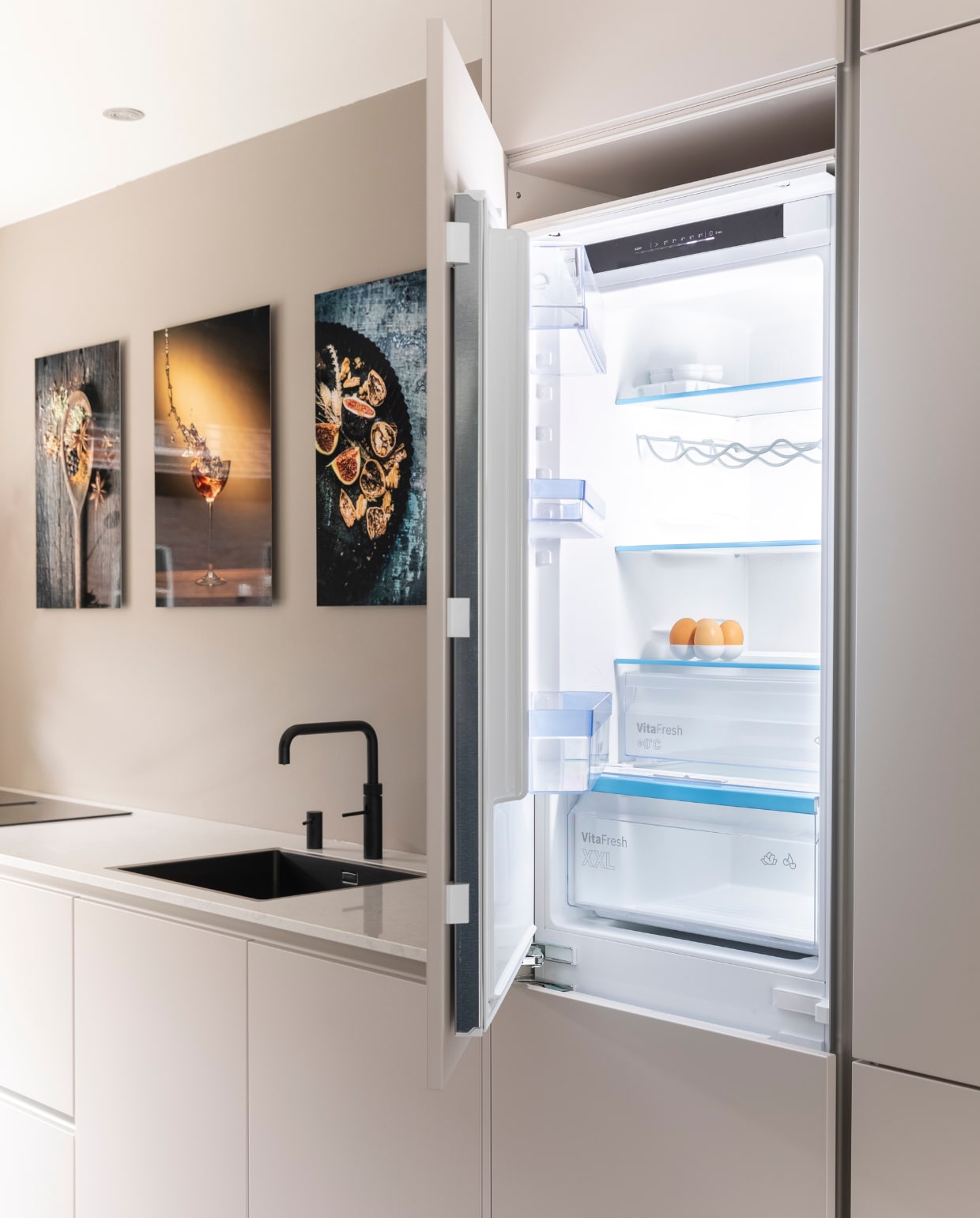 In de keuken Flexa Strak op de Muur muurverf Boomschorsbruin (flexa.nl). Kunstwerk Spice iIt Up! van Moody Food &amp; Flower Shop prijs in deze uitvoering € 215,-, kunstwerk Spetterende Cocktail 11343582 van BeeldigBeeld Food&amp;Lifestyle prijs in deze uitvoering € 258,-, kunstwerk Vijgen van Daisy de Fretes prijs in deze uitvoering € 241,- (werkaandemuur.nl). Overig privébezit. vtwonen weer verliefd op je huis aflevering 6 seizoen 15 | styling Eva van de Ven | fotografie Margriet Hoekstra
