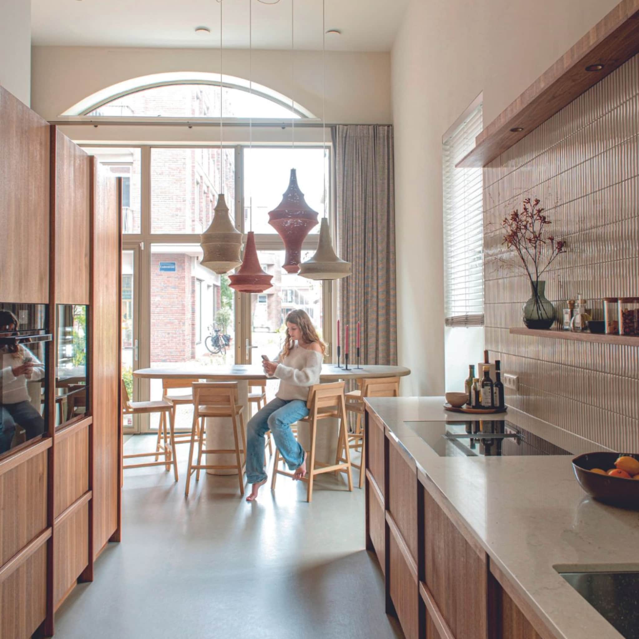 Keuken met houten kastjes en een gietvloer