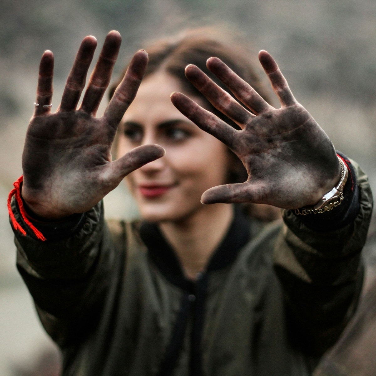 Niet bang voor vieze handen? Zo onderhoud je een pelletkachel Unsplash