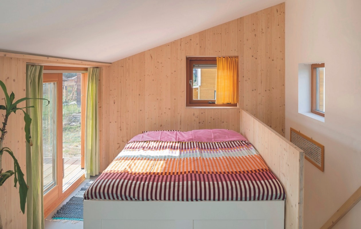 Groene gordijnen zelfgemaakt met stof van Jan Sikkes, gele gordijnen Atelier Groenmblauw. Dekbedovertrek Oilily. Ecologische muurverf wit van Auro. vtwonen 03-2024 | fotografie Jonah Samyn