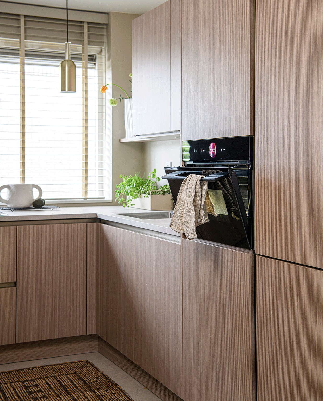 binnenkijken in een sprankelende keuken met goudkleurige accenten in vinkeveen