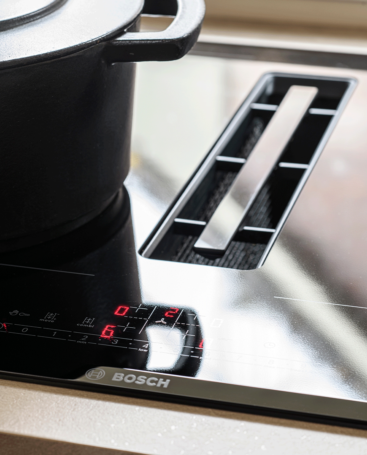 binnenkijken in een sprankelende keuken met goudkleurige accenten in vinkeveen