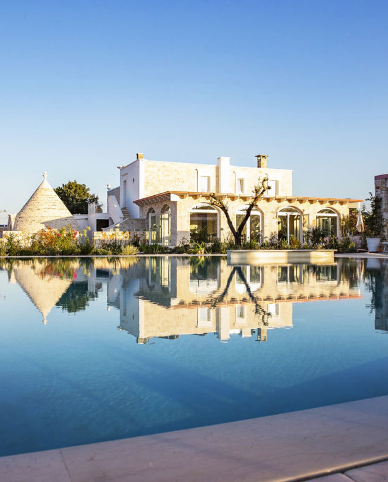 Het zwembad bij Leonardo Trulli Resort. Leonardo Trulli Resort