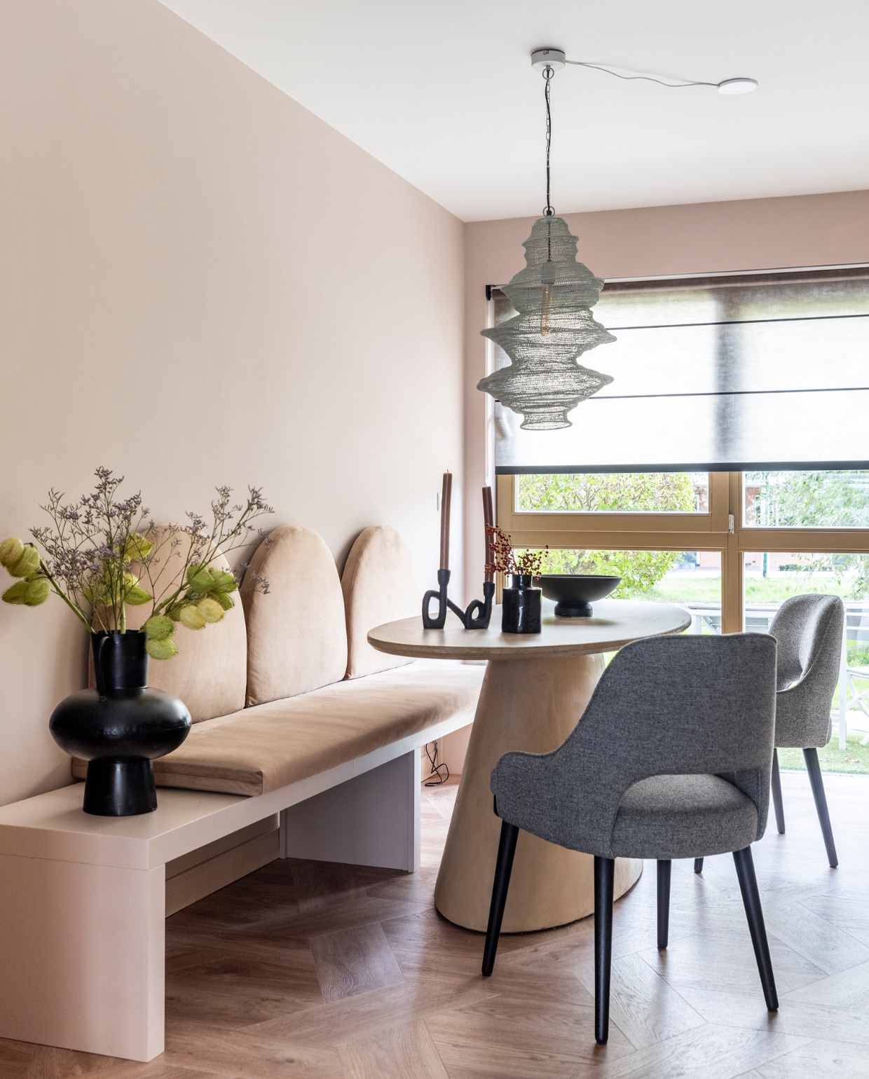 Muurverf Grand Lady van Flexa Creations Flexa. Luxaflex LightLine rolgordijnen in kleur 9740 Aanhuis.nl. Vloer Wicker van Moduleo Aanhuis.nl. Vloerverwarmingssysteem van Warp Systems Warp Systems. Eettafel Bogard, met facetrand (verjongd) in de coproxkleur Mud. Met ovale coneleg in de coproxkleur Mud, 80x200x3 cm Eijerkamp. Eetkamerbank op maat gemaakt door Michiel Remmers Remmers Design. Op maat gemaakte zit- en rugkussens in de stof Homie velvet 24 van Nofruit Nofruit. Eetkamerstoelen Praag, stof Sneak 142 Sky Eijerkamp, met All in House Service 10 jaar garantie Eijerkamp. Grijze hanglamp Nakisha van Light &amp; Living, 40 cm (Ø) Dutch Home Label. Goudkleurige wandkast Ada van Nordal, Small PAND40. Zwarte vaas Exclusive Vere van Woood, 37x30x30 cm vtwonen. Kandelaar Mashel van Bloomingville vtwonen. Zwarte vaas Héléna - Marie Michielssen van Serax vtwonen. Schaal Jeed van Bloomingville PAND40. Kinderstoel privébezit. Weer verliefd op je huis aflevering 7 seizoen 19 | styling Eva van de Ven | fotografie Margriet Hoekstra