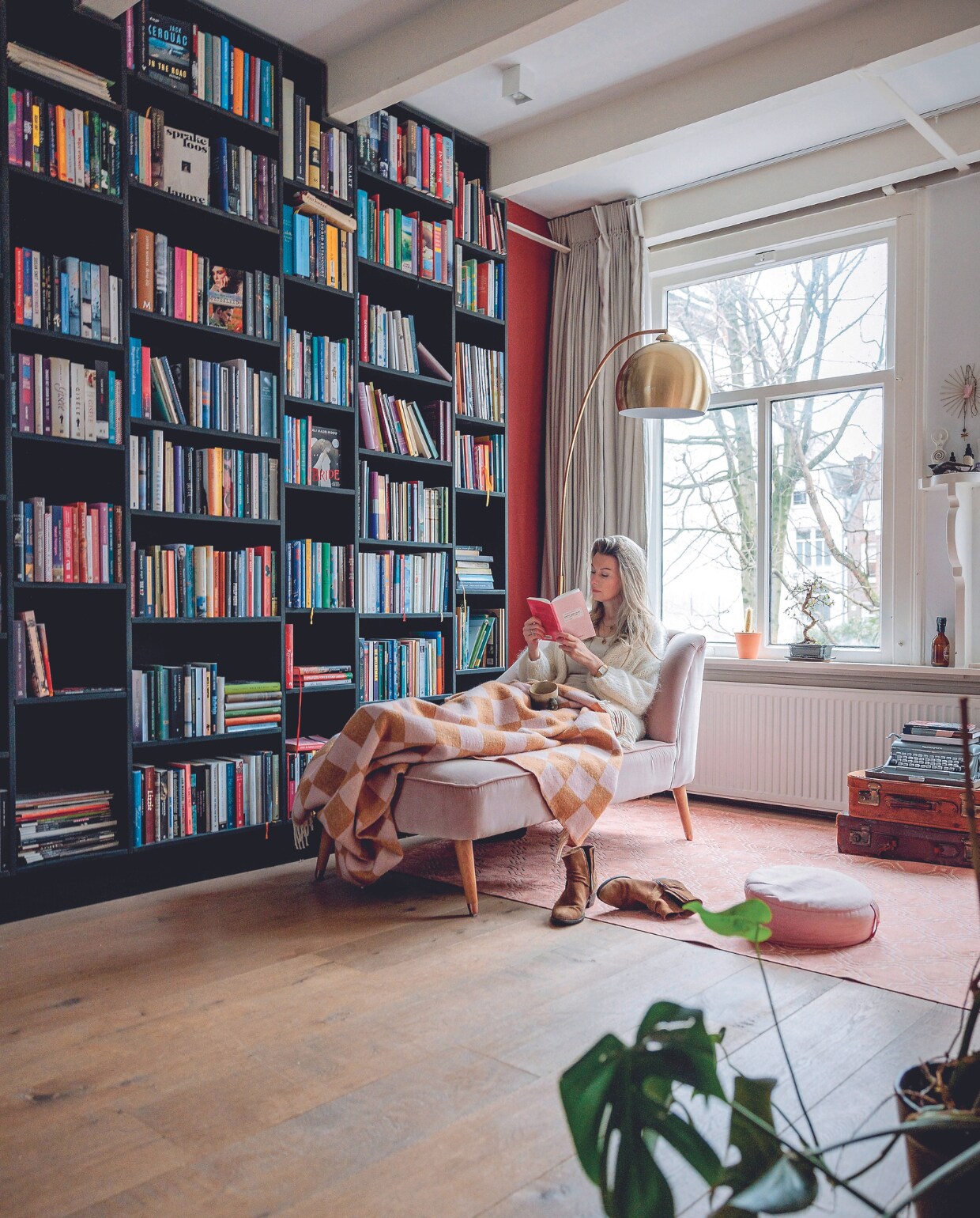 Susan zoekt graag op rommelmarkten naar bijzondere spullen: ‘Items met een verhaal geven een huis karakter.’ Muurverf Dead Salmon van Farrow &amp; Ball. vtwonen 04-2024 | fotografie Ernie Enkelaar