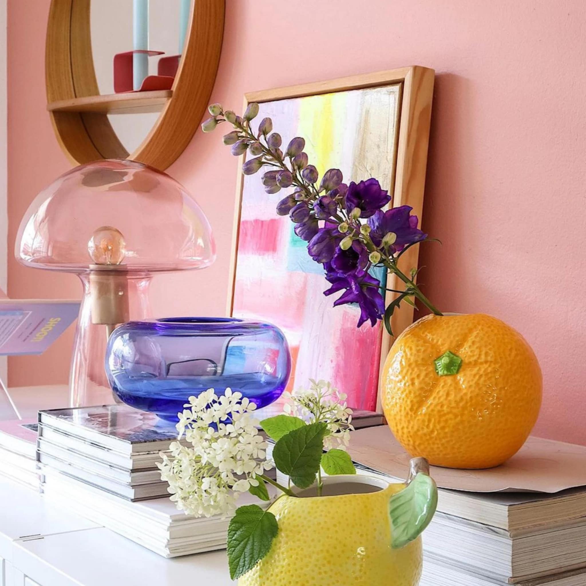 Fruitvazen in een kleurrijk interieur