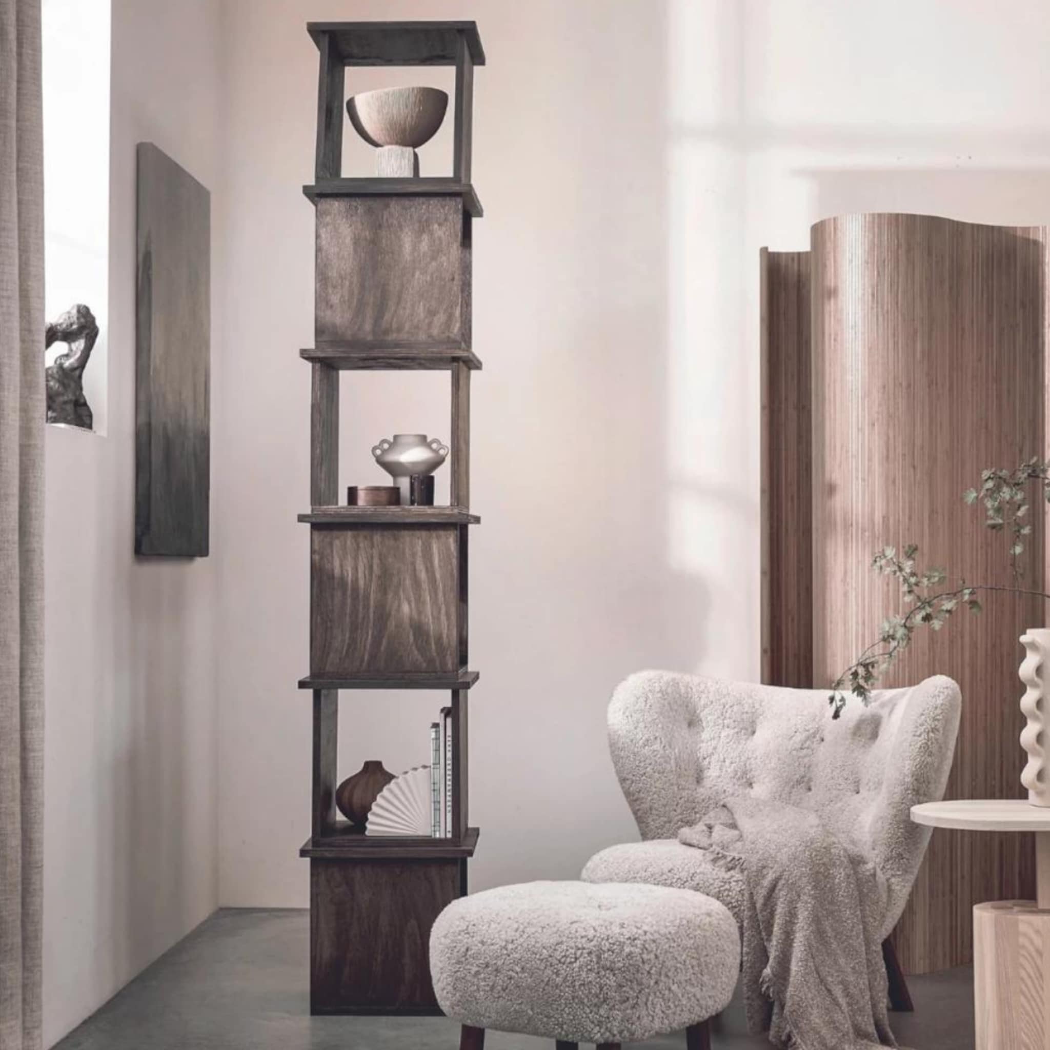 Stapelbare kast DIY van hout in een naturel interieur