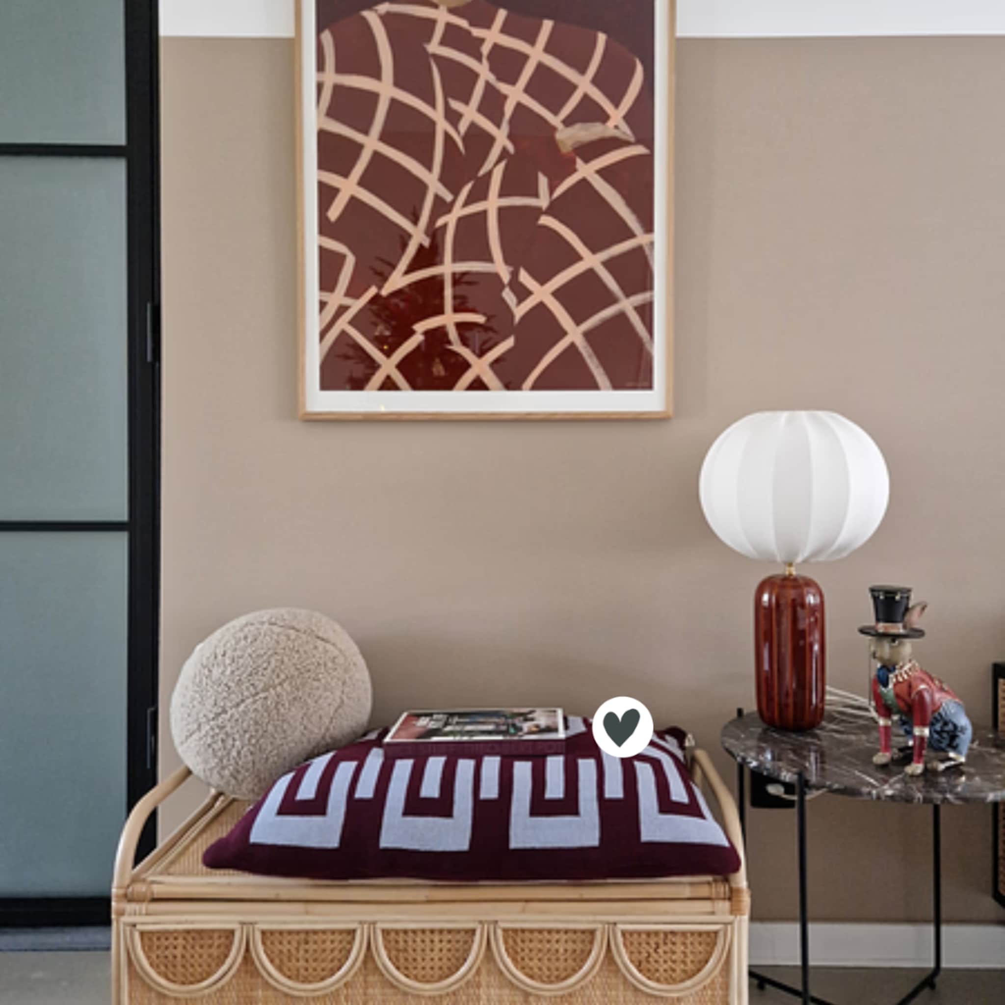 Rood interieur met schilderij en bijpassend kussen