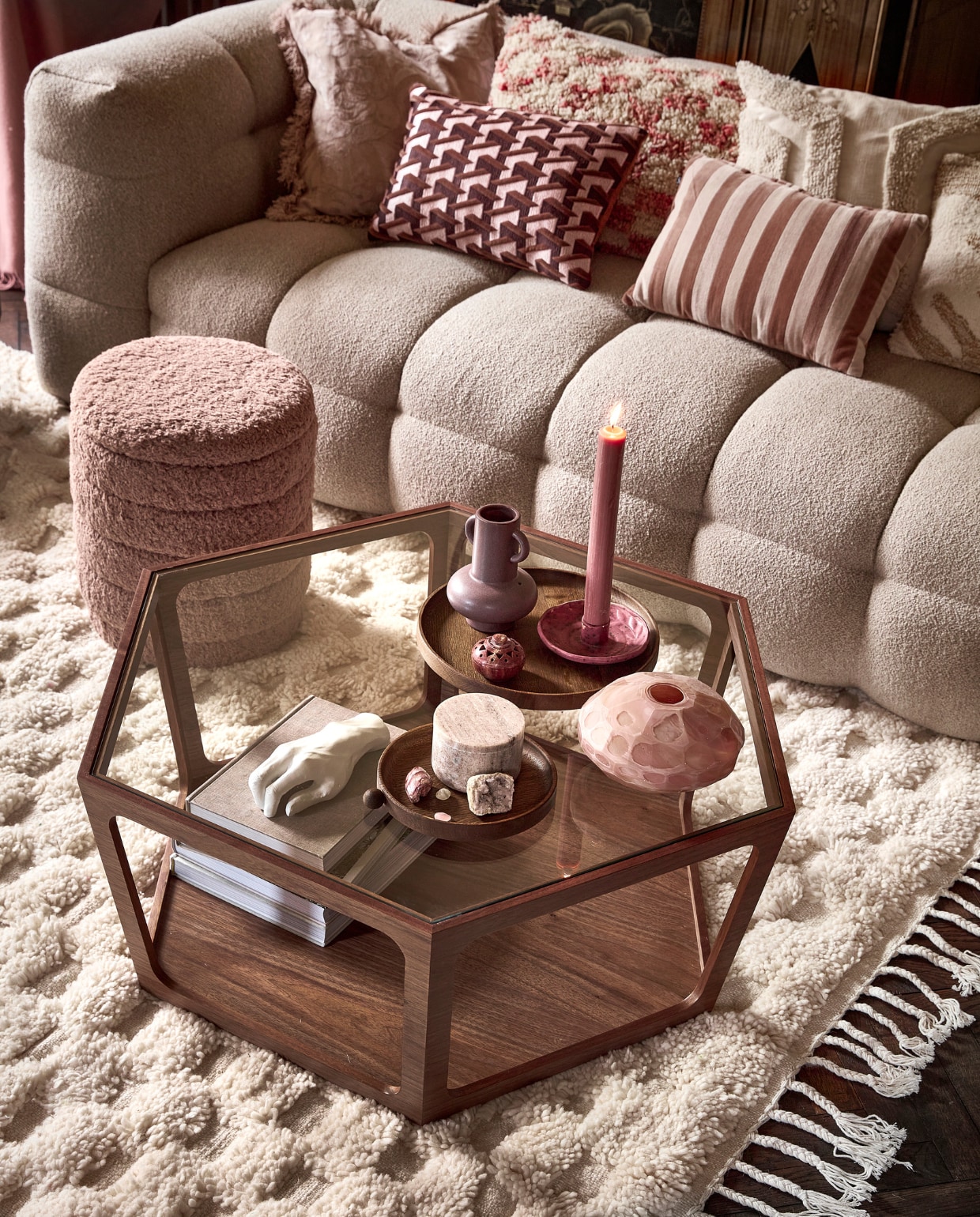 3-zitsbank Fat Joe in Renegade Desert van Loods 5 Goods, 236x67x105 cm (bxhxd) € 2495,-, gestreept kussen van HKliving € 27,95 (loods5.nl). Lichtroze kussen met franjes € 47,73, roze platte vaas € 66,30, natuurstenen doos € 90,90, object hand € 32,20 (nordal.com). Kussen grafisch patroon € 49,95 (kieveen.nl). Roze-wit geruit kussen € 69,-, berber vloerkleed, 290x200 cm € 1160,- (thesouks.nl). Gebroken wit kussen € 64,40 (nordal.com). Beige-wit kussen van HKliving € 49,95, poef van Leitmotiv, 35x35x40 cm (bxdxh) € 129,95, salontafel Sita van Dutchbone 92,5x80x34 cm (bxdxh) € 449,-, houten dienbladen Inka Wood van Oyoy, large € 118,-, small € 48,- (vtwonen.nl). Paarse vaas € 13,95, dikke dinerkaars € 4,95 (loftloft.nl). Handgemaakte kandelaar € 15,- (fenikskeramiek.nl). Natuurstenen ronde doos € 7,50 (@flowerchild.arnhem). Stenen en boeken privébezit. vtwonen 10-2022 | styling Demelza Krens | fotografie Peggy Janssen