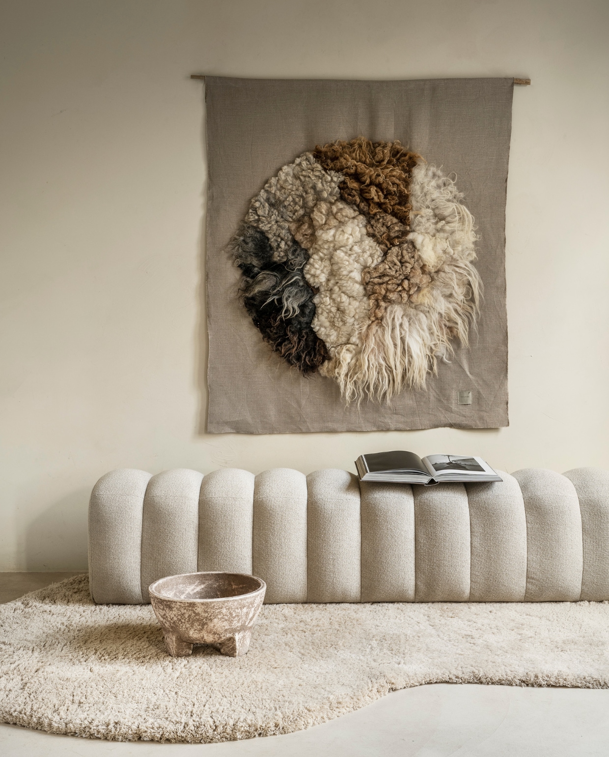 Stucco-look muurverf Mykonos, 2,5 liter € 110,- (wearewowmakers.com). Wandkleed duurzaam gemaakt door Babette Leertouwer, 129x142 cm € 350,- (halona.nl). Bank Candy, 200x40x50 cm (bxdxh) € 629,- (loods5.nl). Wollen vloerkleed Meadow van Ferm Living € 1085,- (vtwonen.nl). Schaal € 150,- (urbannatureculture.com). vtwonen 03-2023 | styling Marianne Luning | fotografie Stan Koolen