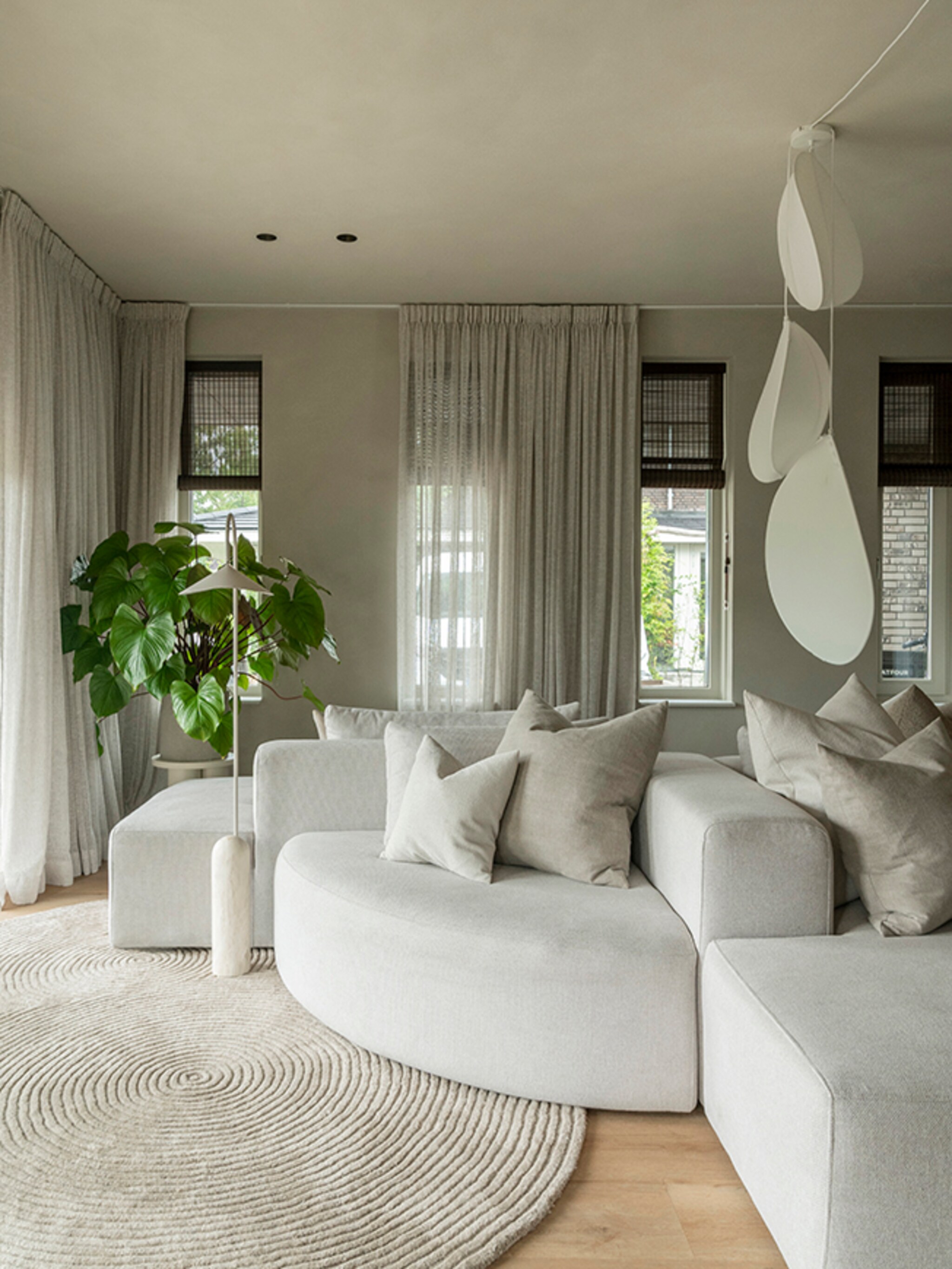 van vloer tot plafond beige binnenkijken in een zen interieur