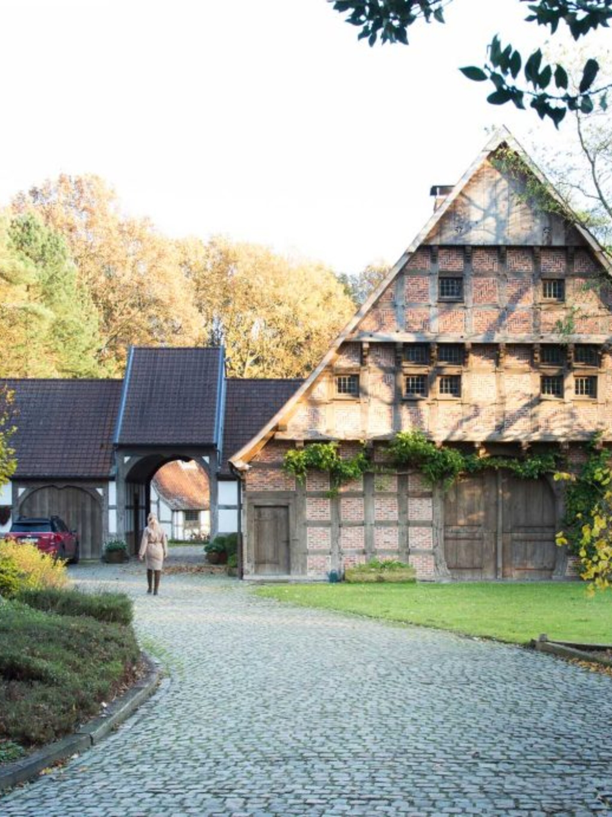 binnenkijken in een hoeve met duitse roots het huis is steen voor steen afgebroken en opnieuw opgebouwd