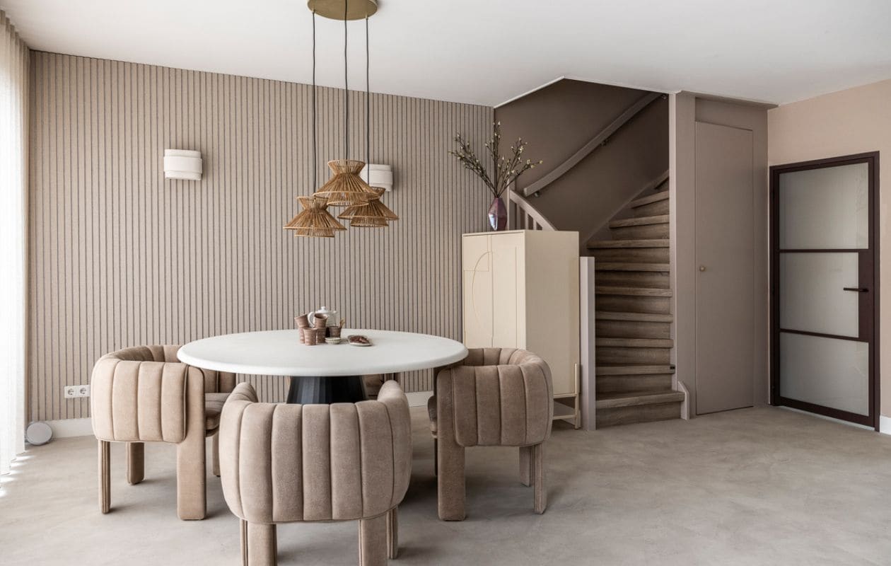 Weer verliefd op je huis aflevering 6 seizoen 20, Eva in Badhoevedorp, eethoek trap Weer verliefd op je huis aflevering 6 seizoen 20 | styling Eva van de Ven | fotografie Margriet Hoekstra