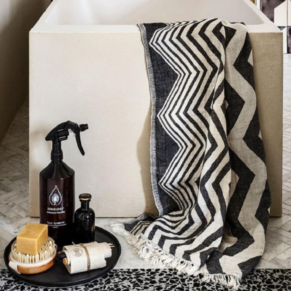 Handgemaakte tegels per m² vanaf € 3000,- (smink.studio). Hamam handdoek The Great Escape, 170×90 cm € 46,95 (hammam34.com). Bord van HKliving € 17,95 (vtwonen.nl). Roomspray Zenology € 49,- (10dayslifestyle.nl). Parfum A midnight stroll € 295,- (gucci.com). Borstel € 19,95, zeep € 17,-, wierook € 30,- (sukha.nl). vtwonen | styling Studio Marit Saladini | fotografie Peggy Janssen | stylingassistentie Paolo Roseti