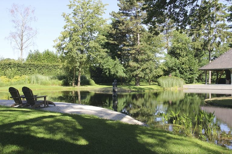 Hier kozen de bewoners hun nieuwe beplanting in functie van de bestaande. Op die manier krijg je overal de indruk dat de tuin er al een aantal decennia zo uitziet. Bieke Claessens