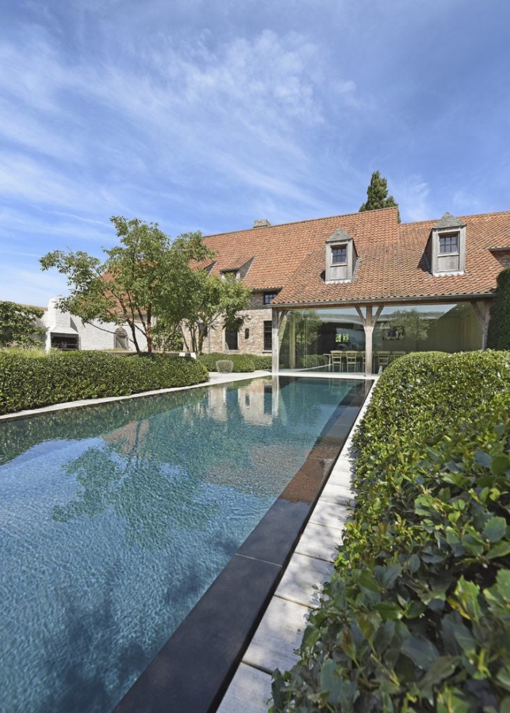 Ondanks de relatief beperkte oppervlakte van 250 vierkante meter kon deze tuin toch omgetoverd worden tot een oase van rust met alles erop en eraan. Veronique De Walsche