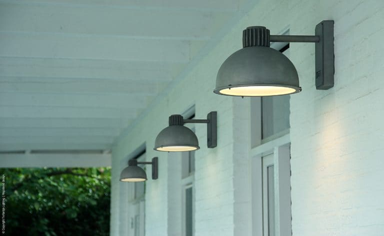 Met zijn stoere look past aluminium buitenlamp Raz zowel bij klassieke als hedendaagse tuinen en terrassen. Frezoli Lighting